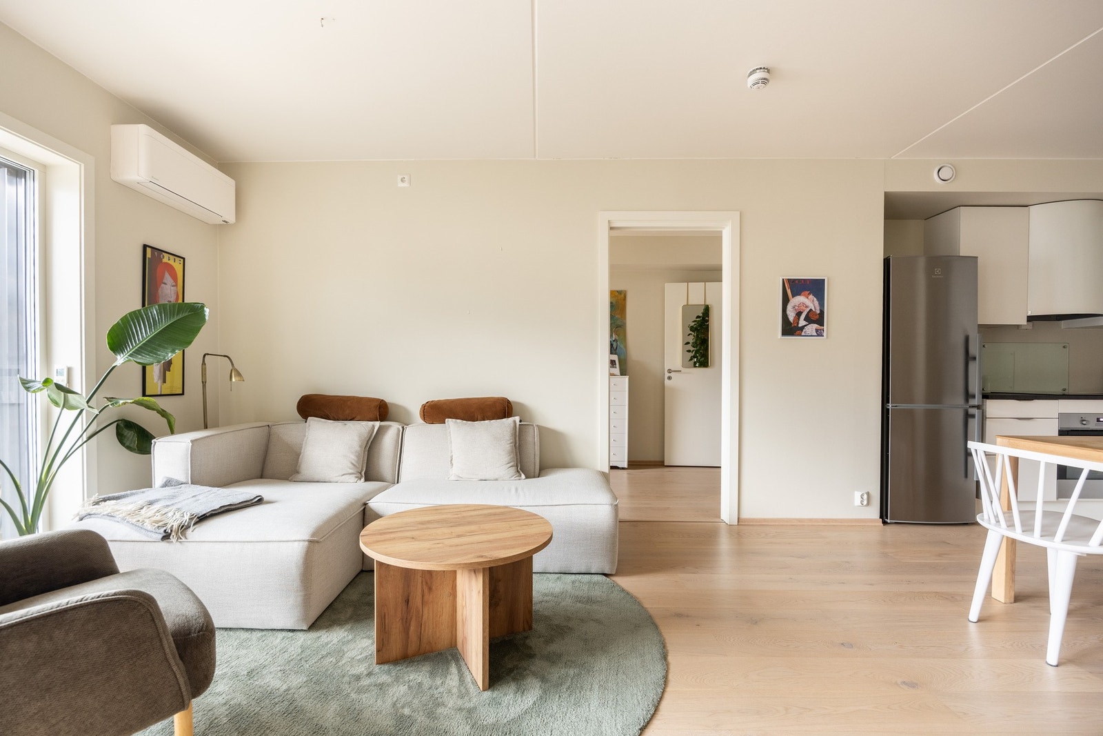 Vannbåren gulvvarme i alle rom. I tillegg er det montert varmepumpe. Galleribilde