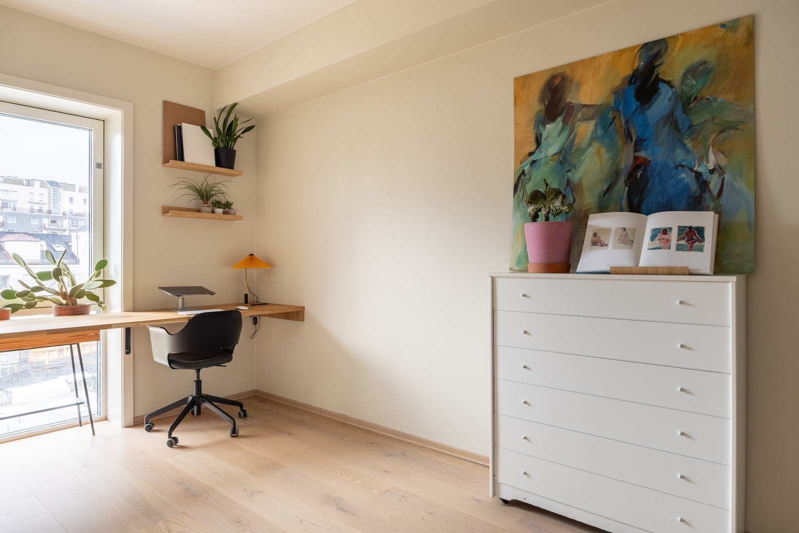 Soverom II er i dag innredet som kontor, men egner seg også godt som gjesterom/ barnerom. Galleribilde