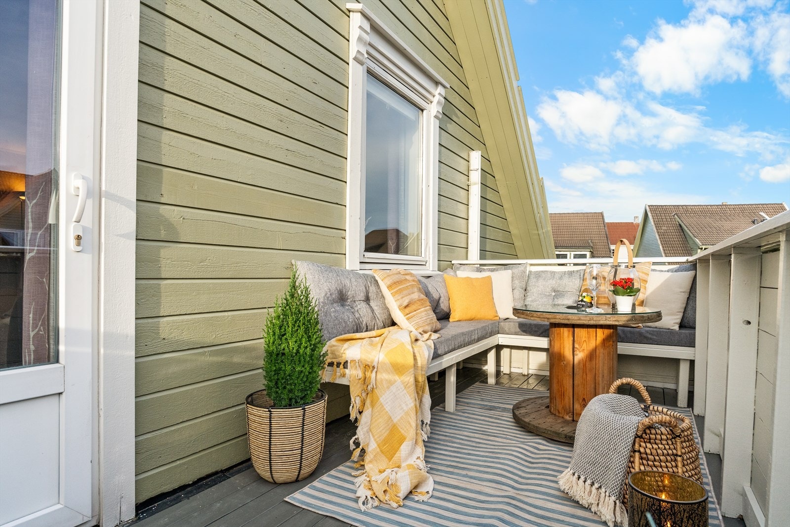 Trivelig altan på Ca. 7 kvm med god plass til sittegruppe. Galleribilde