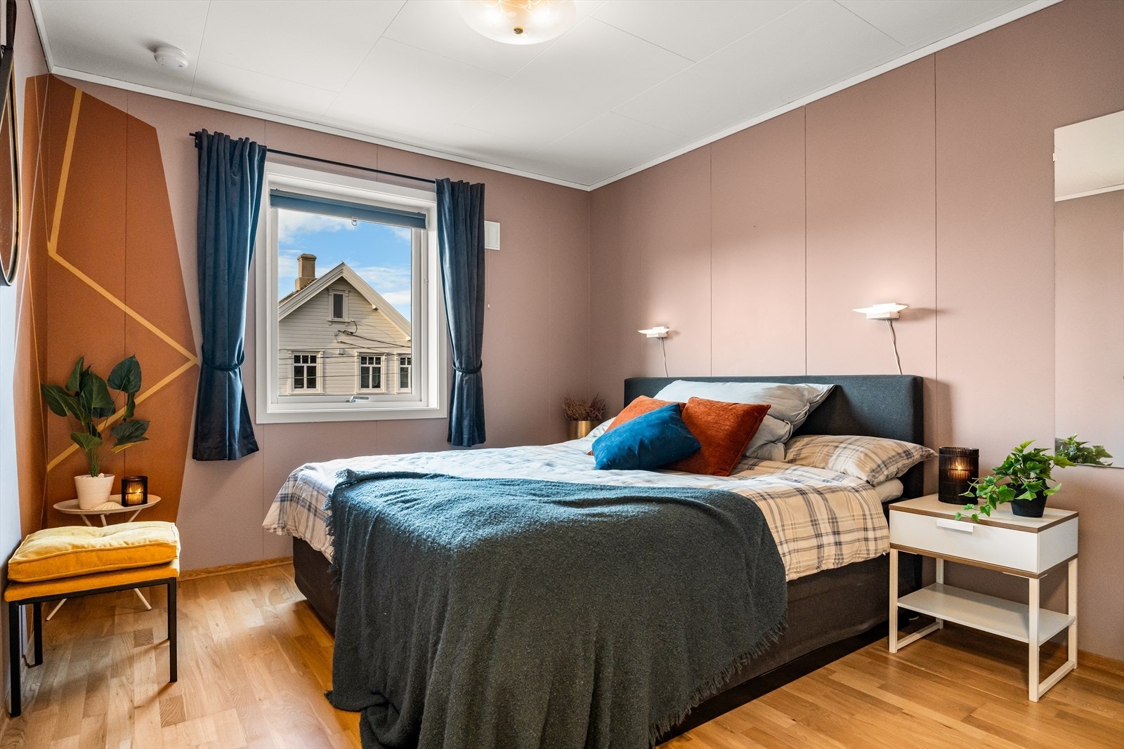 Hovedsoverom med plass til stor seng og nattbord. Galleribilde