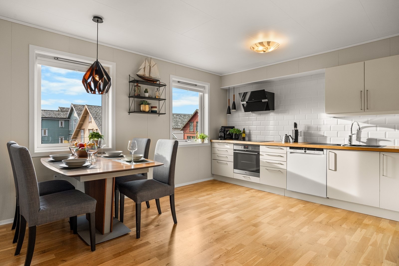 Innbydende kjøkken med god plass til spisegruppe. Galleribilde