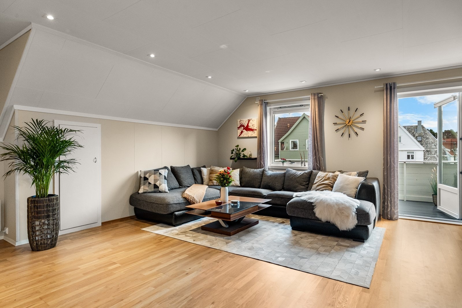 Praktisk lagring i bod i knevegg. Galleribilde