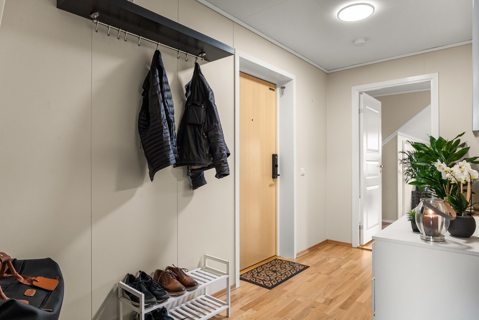 Entrè med plass til å henge fra seg yttertøy og plassere sine sko. Galleribilde