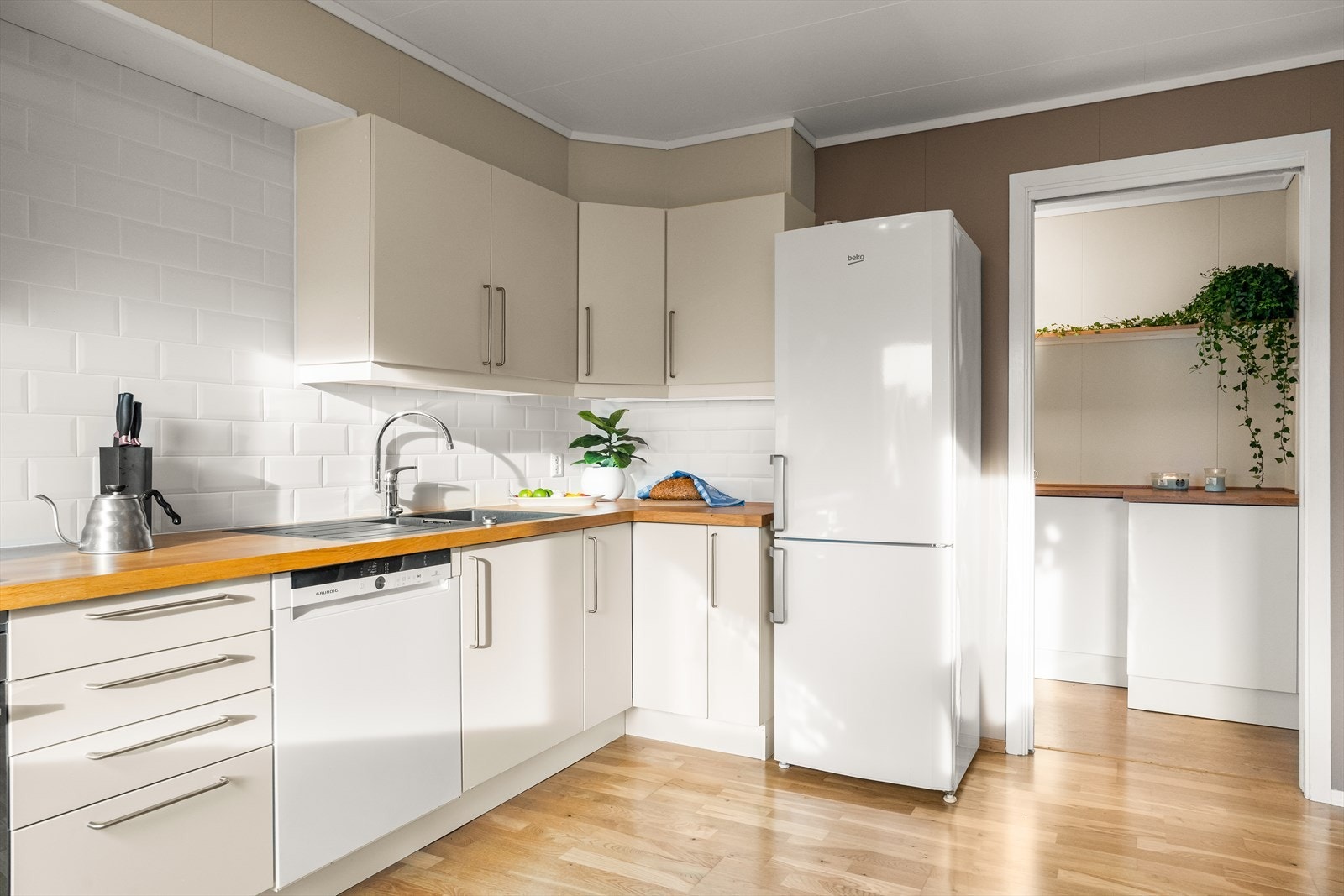 Inneholder stekeovn, steketopp, vifte, oppvaskmaskin og kjøleskap. Galleribilde