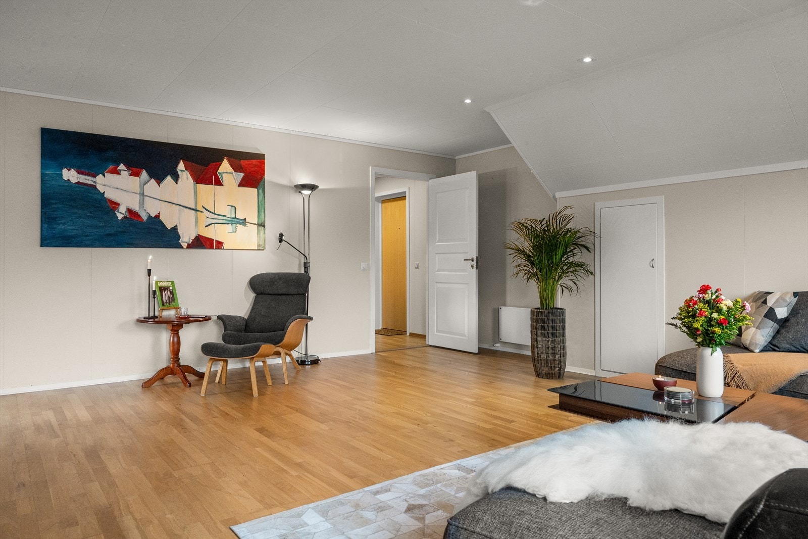 Stuen er av god størrelse som gir en flere møbleringsmuligheter. Galleribilde