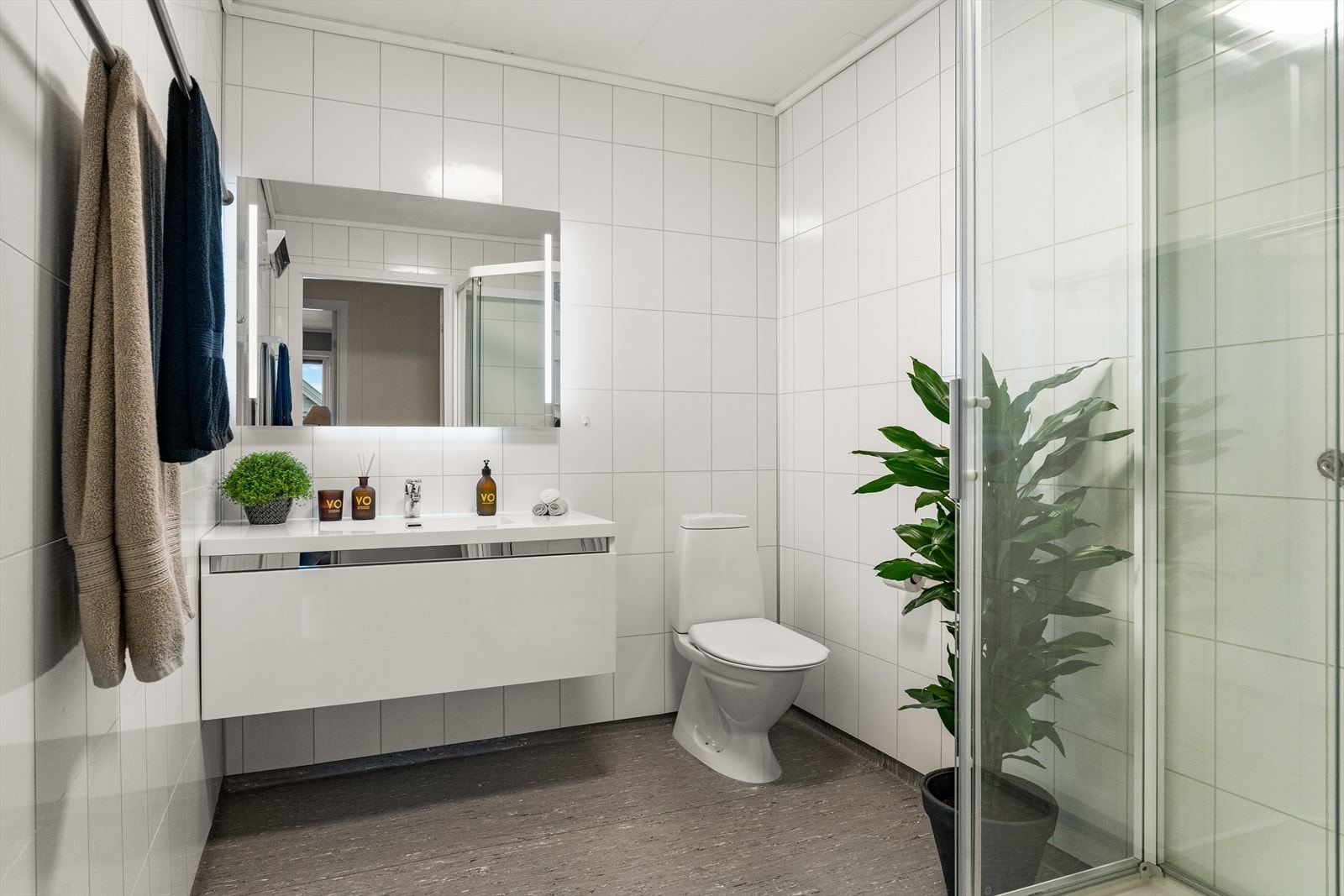 Pent bad som inneholder baderomsinnredning m/servant, gulvstående toalett og dusjkabinett. Galleribilde