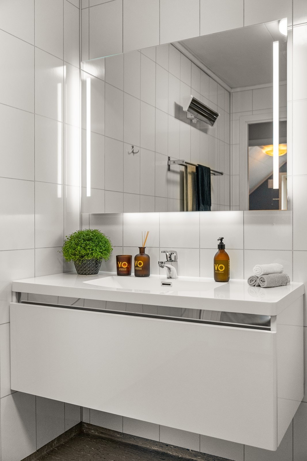 Her har en god plass til toalettsaker, håndklær m.m. Galleribilde