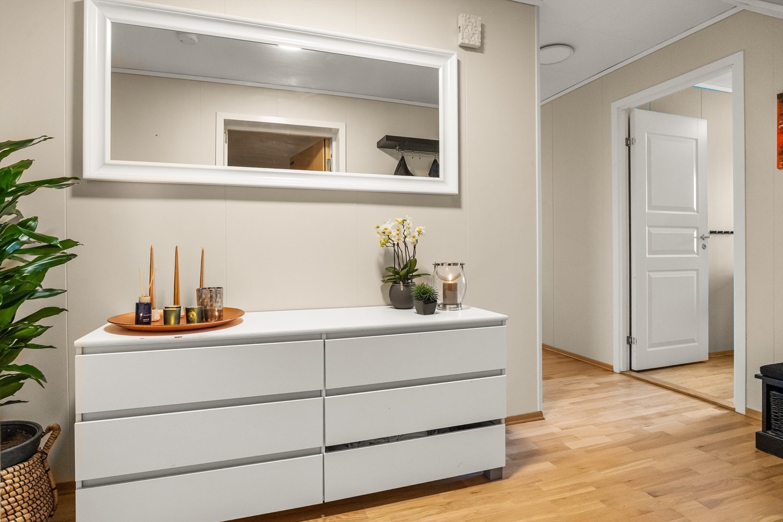 Lys gang med plass til enkel lagring og inventar. Galleribilde