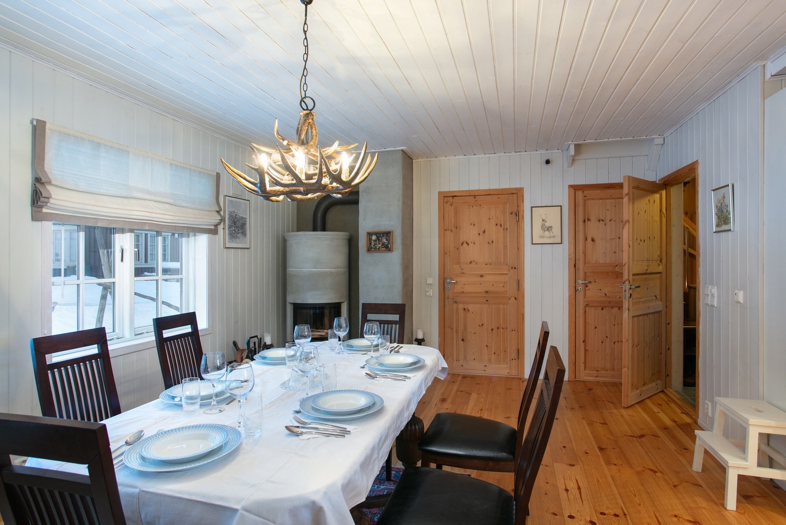 Stue/kjøkken i 1. etasje som er gjennomgående og har gode lysforhold Galleribilde