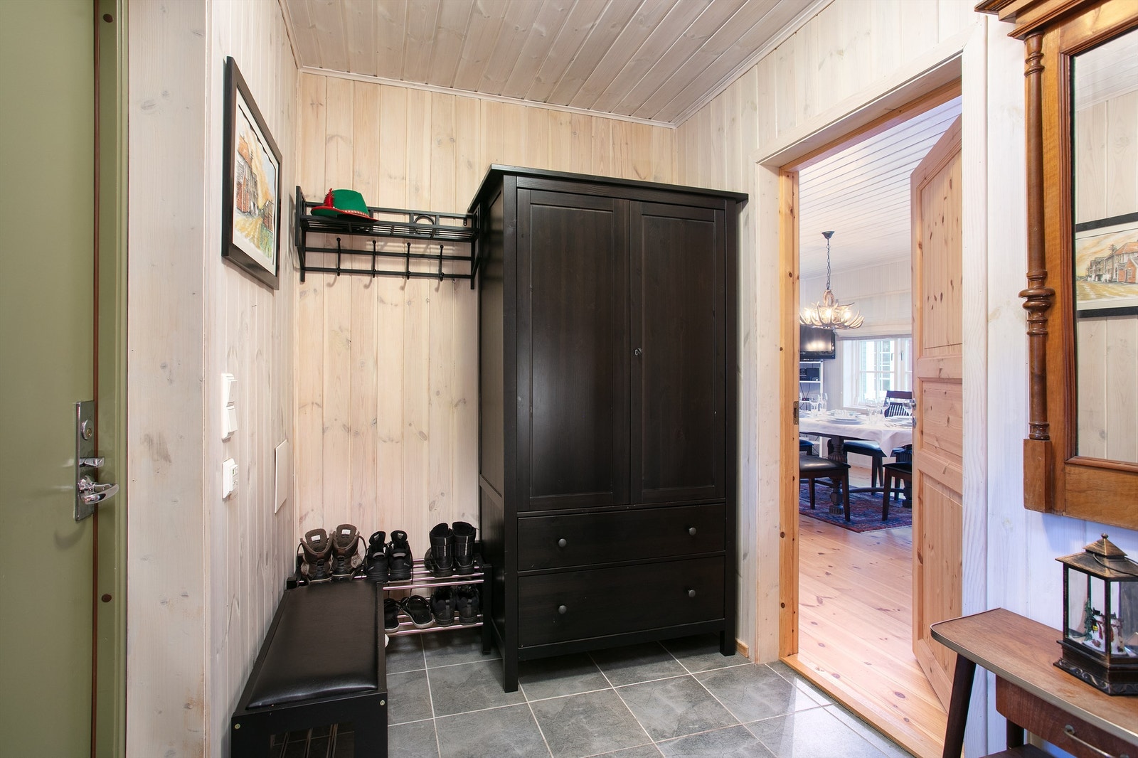 Entre med god plass til yttertøy og sko Galleribilde