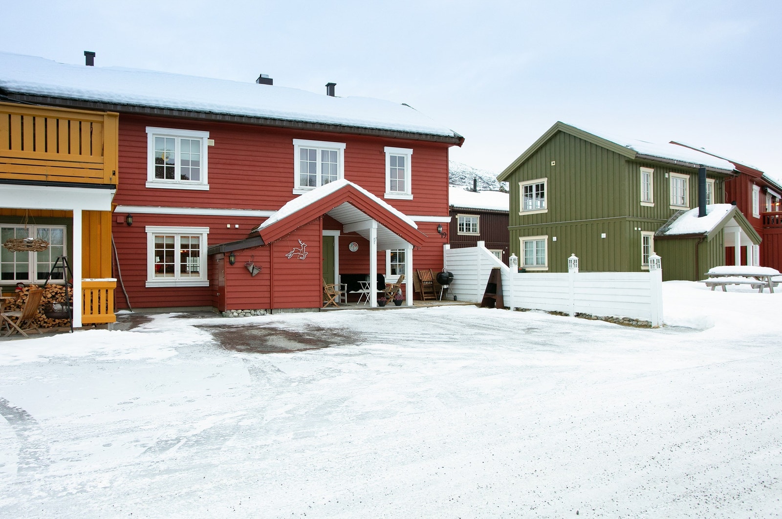 Fasade og gode muligheter for parkering foran boligen Galleribilde