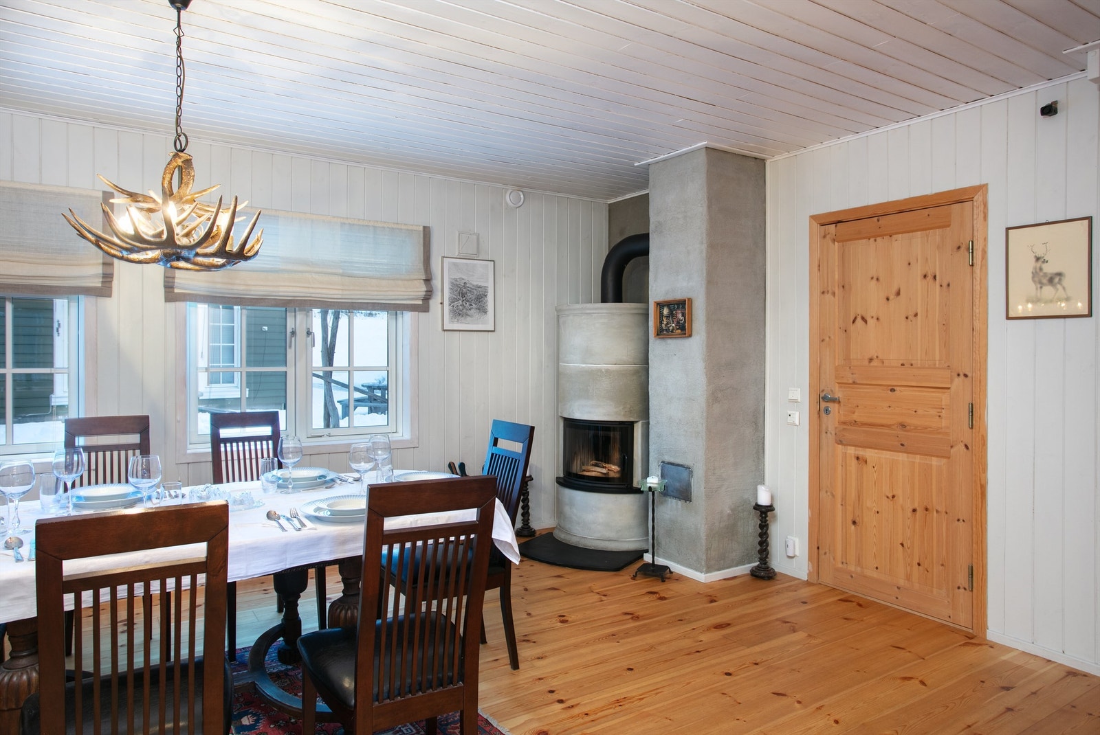 Flott peis med glassdør som gir en lun og hyggelig atmosfære Galleribilde