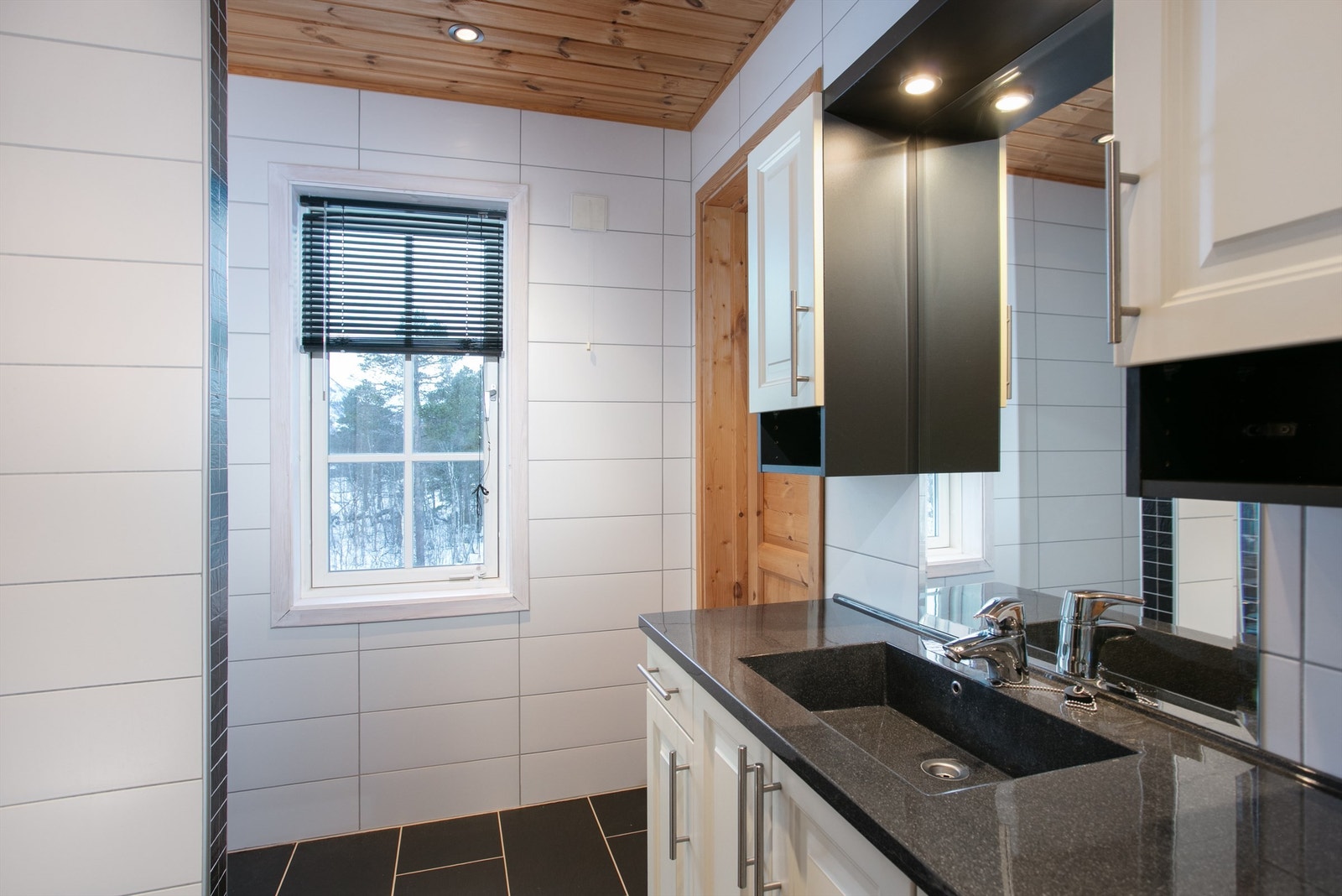 Bad i 2. etasje med romslig baderomsinnreding med nedfelt vask Galleribilde