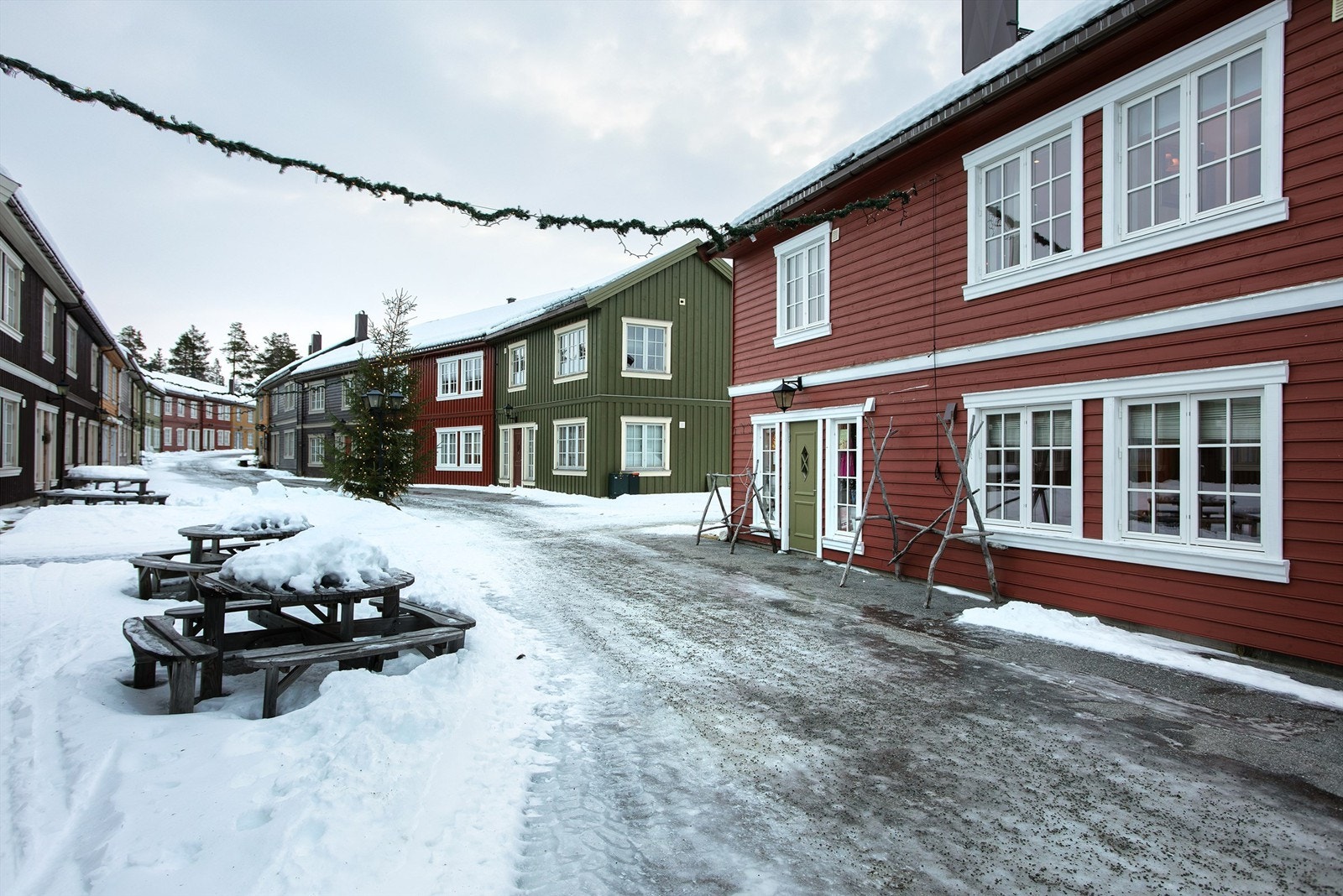 Fasade mot gate og inngangsparti til næringsdelen herfra Galleribilde