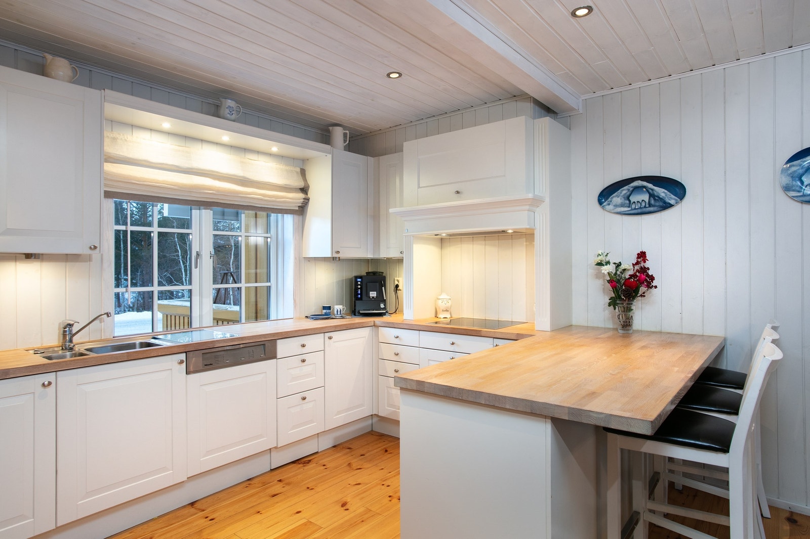 Kjøkkelhalvøy med spiseplasser mot stue/spisestue Galleribilde