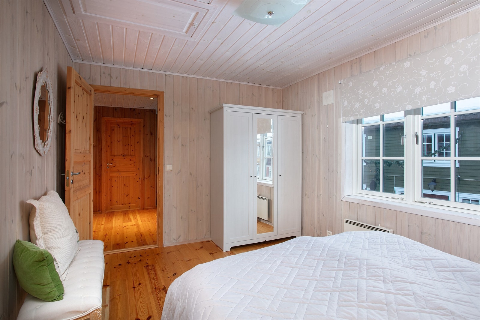 Soverom 1 har adkomst til kaldtloft med adkomst via trappeluke og stige Galleribilde