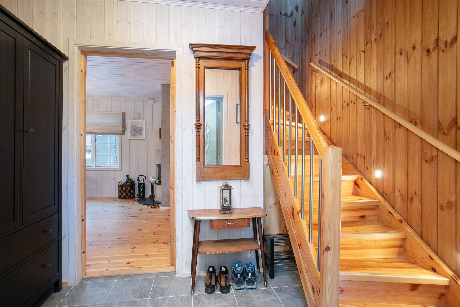 Entre med trapp til 2. etasje Galleribilde