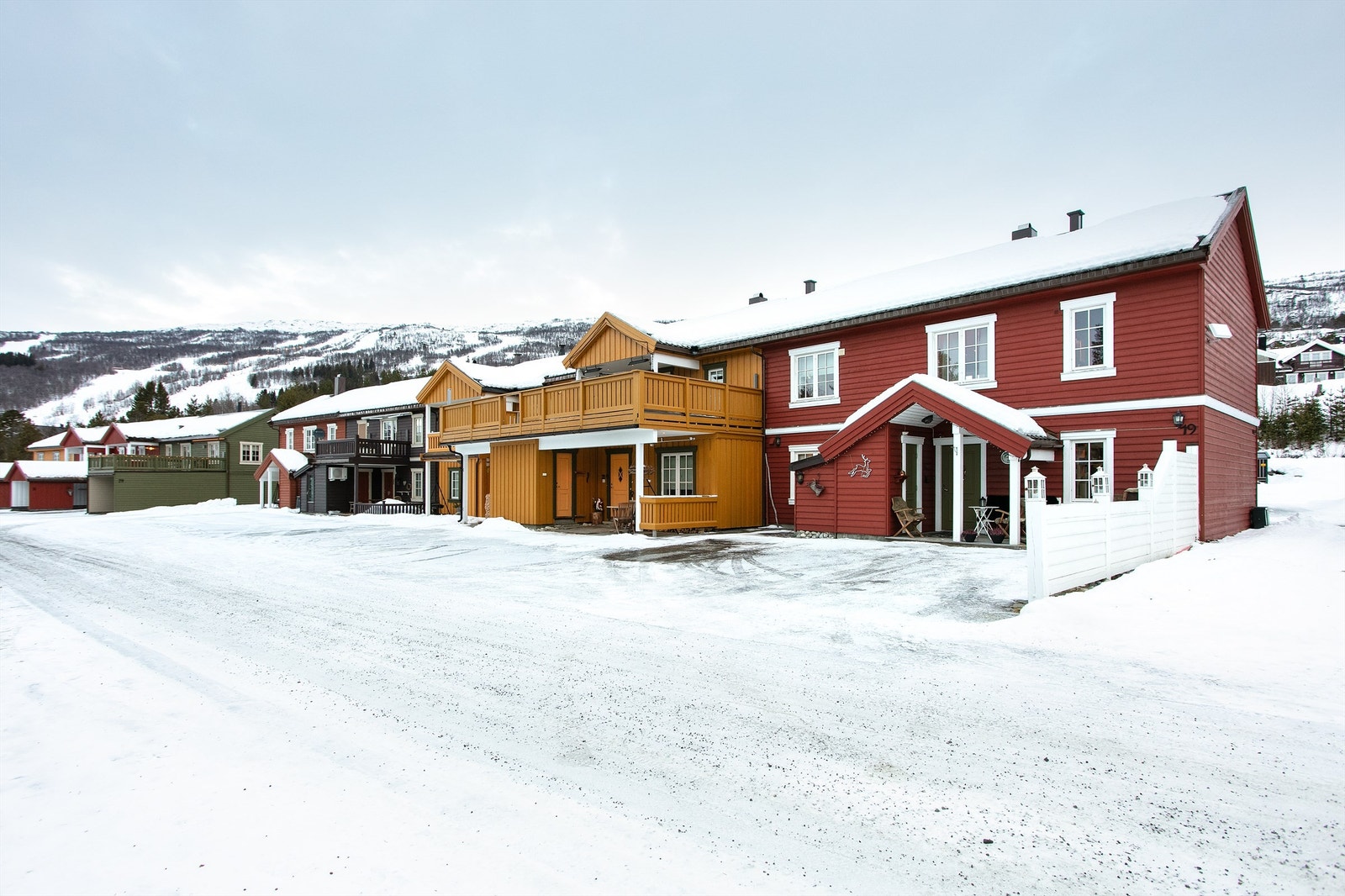 Fasade og inngangsparti til fritidsbolig delen - næringsdelen har adkomst fra felles gate i Vetlegrenda Galleribilde