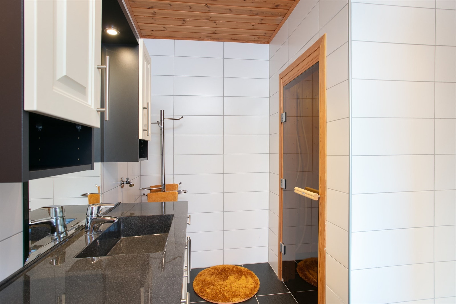 Flislagt bad i 2. etasje med dør til tiltenkt badstu Galleribilde