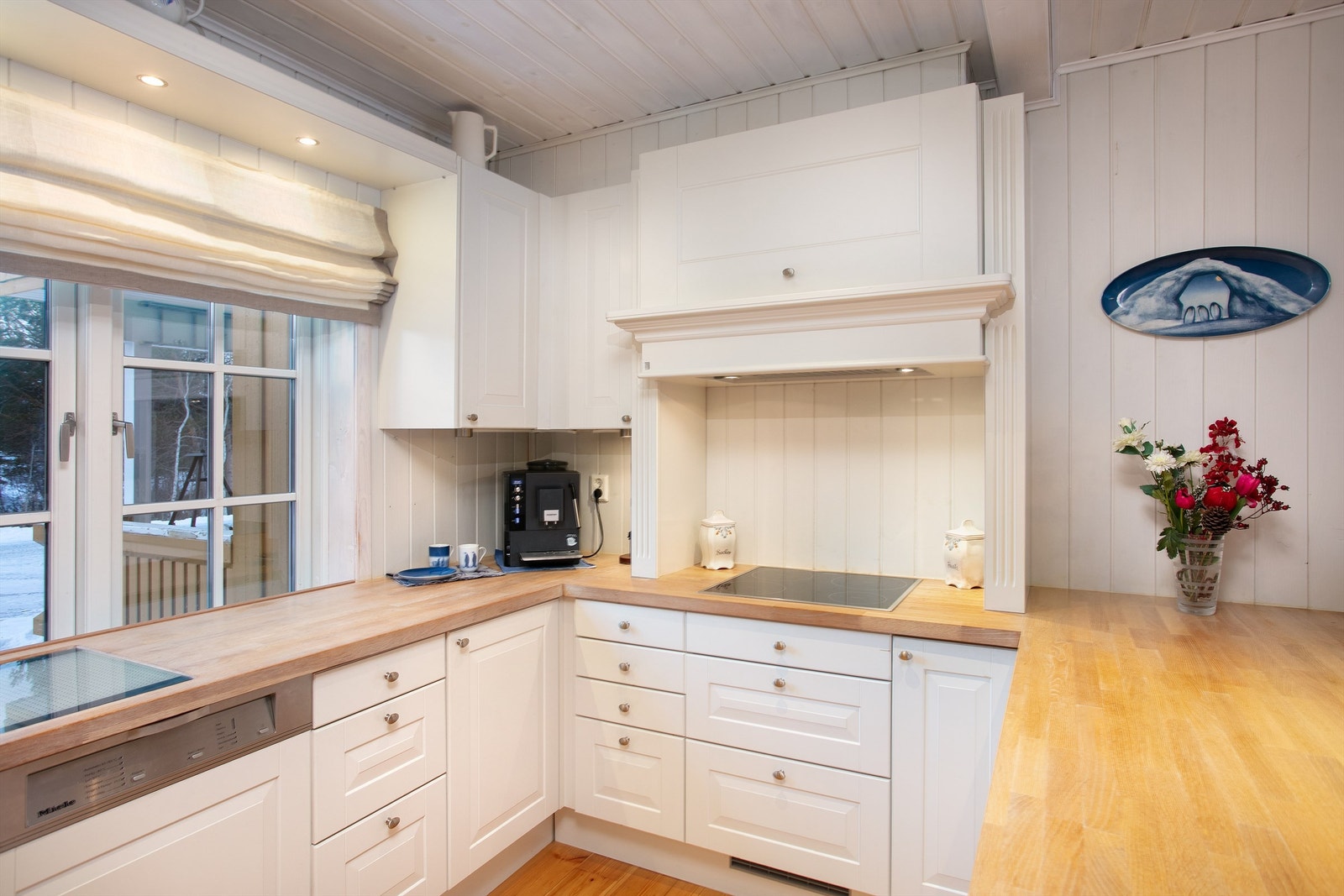 Det er god benkeplass på kjøkkenet og gode arbeidsforhold Galleribilde