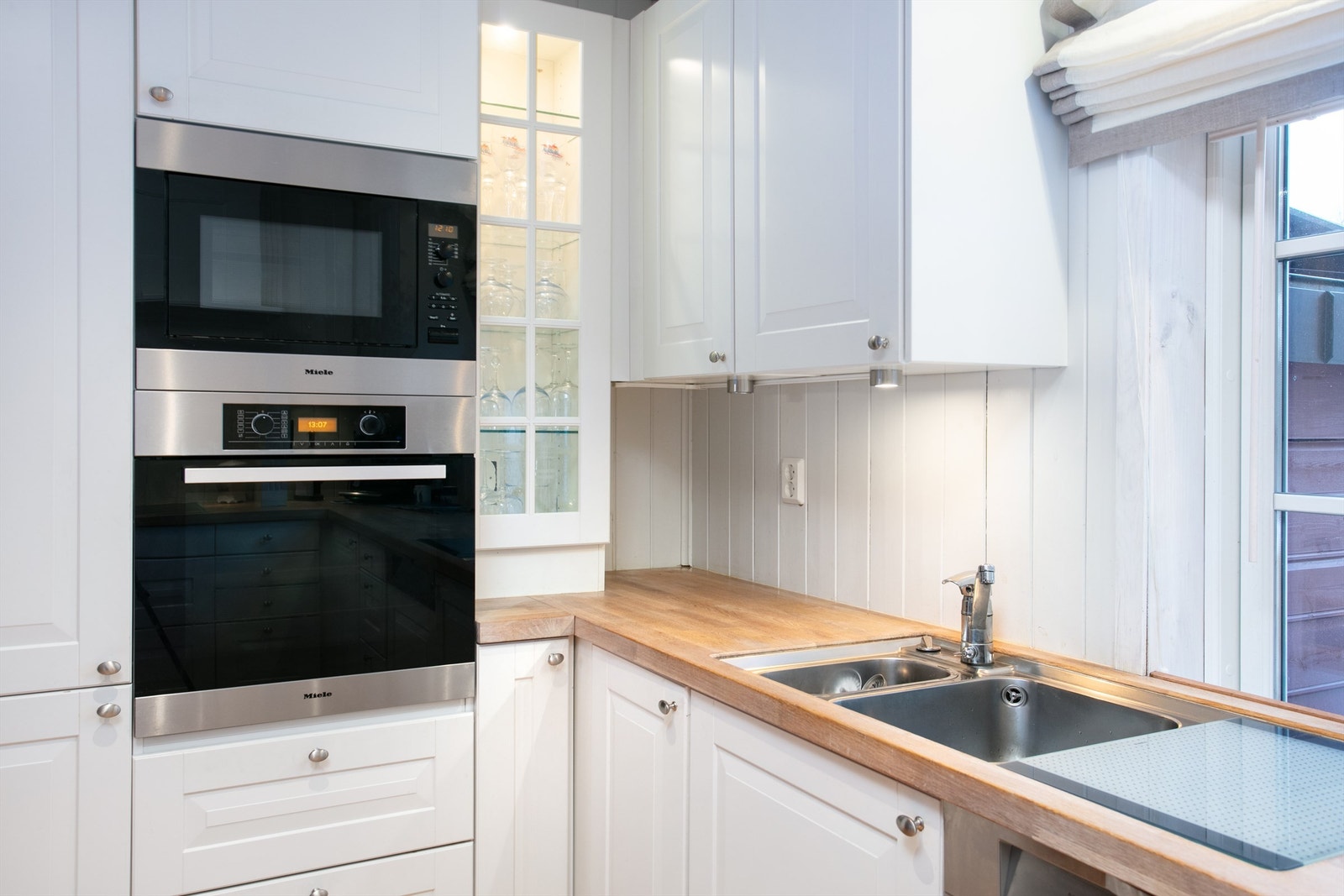 Kjøkkenet har kjøleskap, fryseskap, oppvaskmaskin, platetopp, micro og stekeovn. Galleribilde