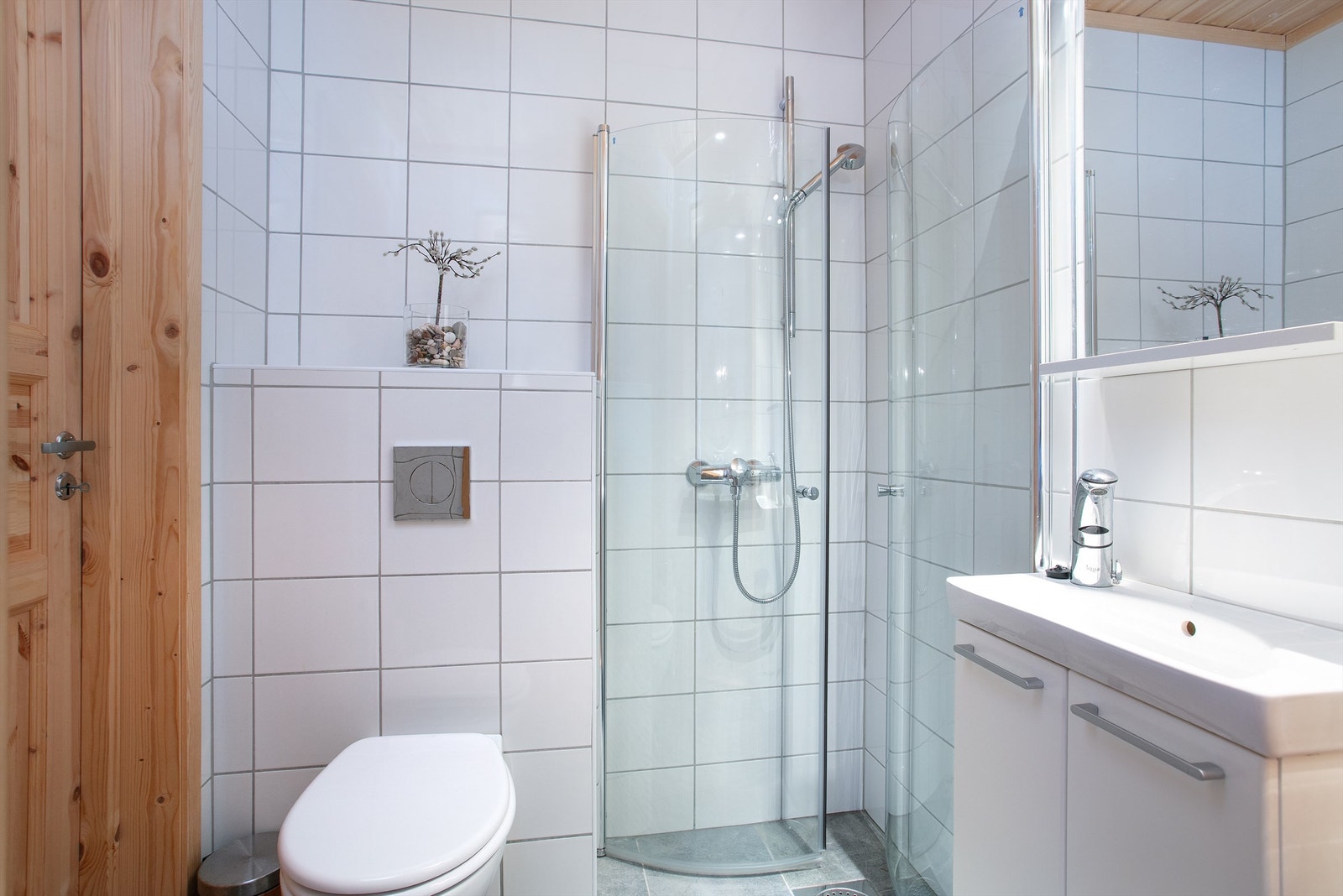 Flislagt bad i 1. etasje med adkomst både fra fritdsboligen og næringsdelen Galleribilde