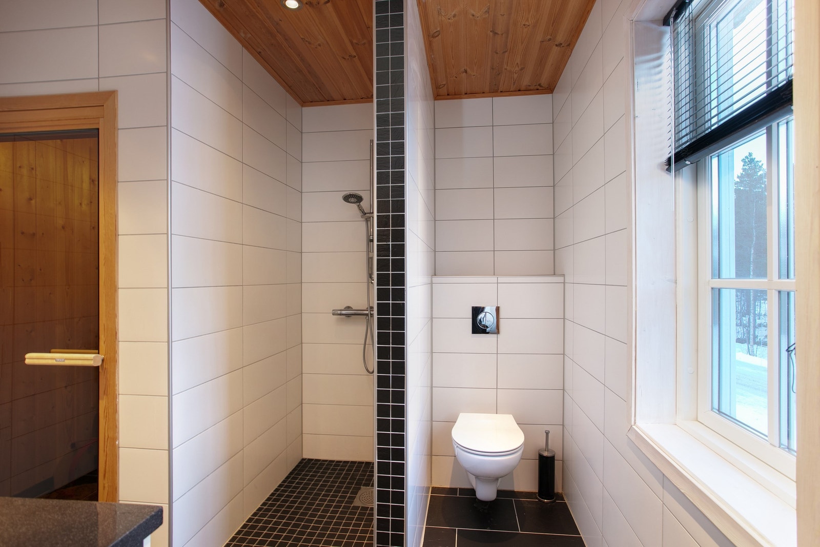 Dusjnisje på bad i 2. etasje samt vegghengt wc.
Det er dør til rom tiltenkt som badstu (ikke ferdigstilt) Galleribilde