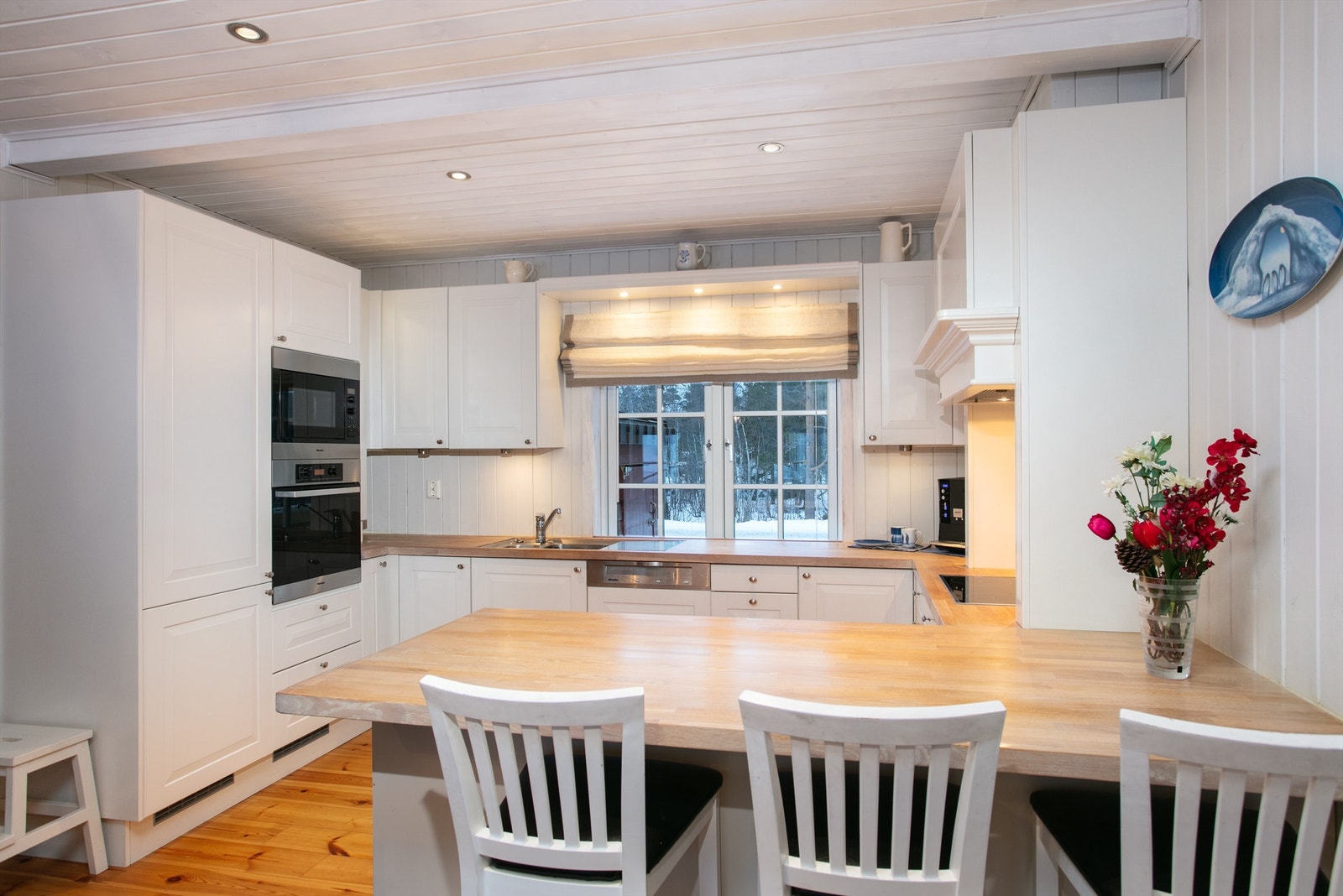 Kjøkkenøy med store benkeplate med sitteplasser Galleribilde