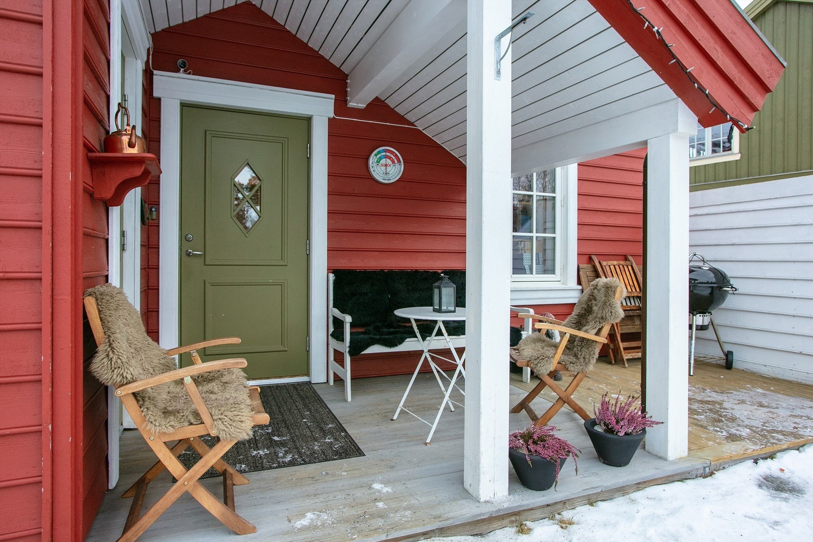 Overbyd inngangsparti og levegg mot nabo - et lunt og koselig inngangsparti Galleribilde