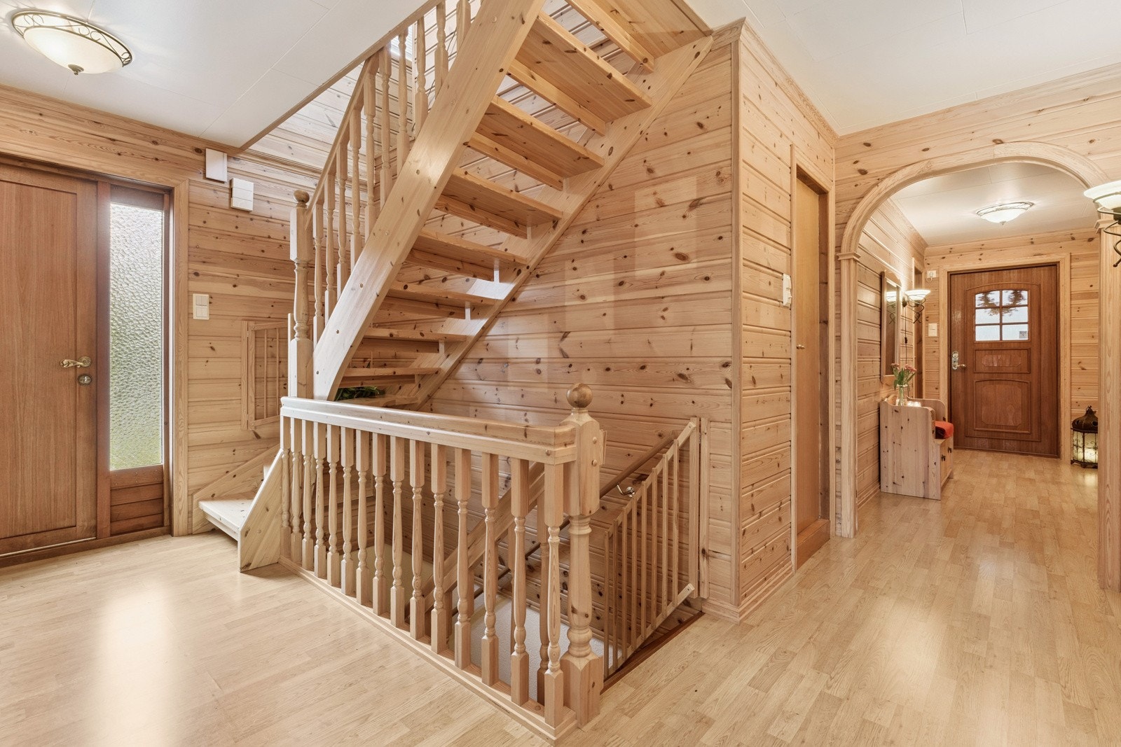 Flott trapperom som tek deg vidare ned til underetasjen Galleribilde