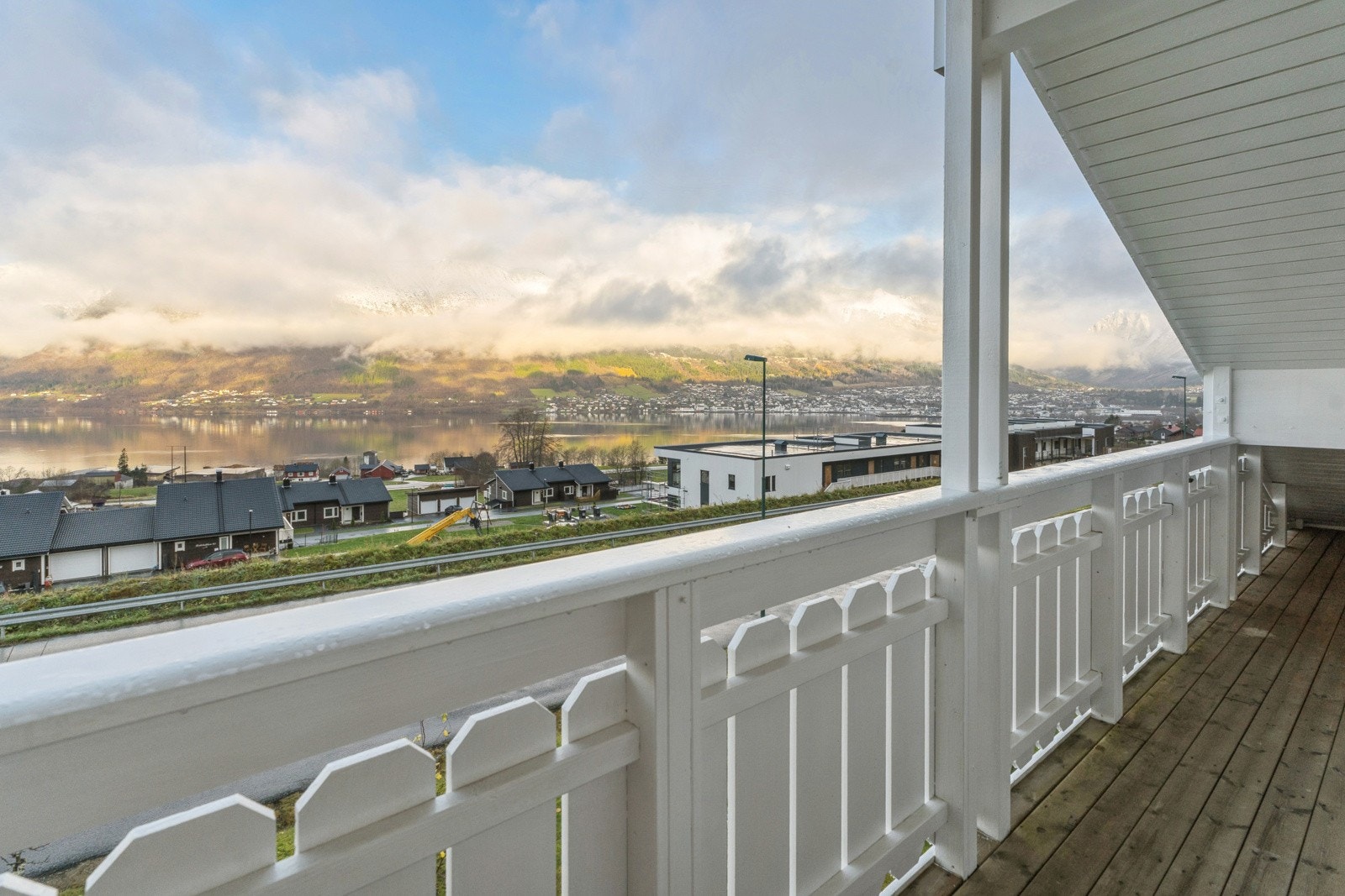 Utgang til overbygd veranda med nydeleg fjordutsikt Galleribilde