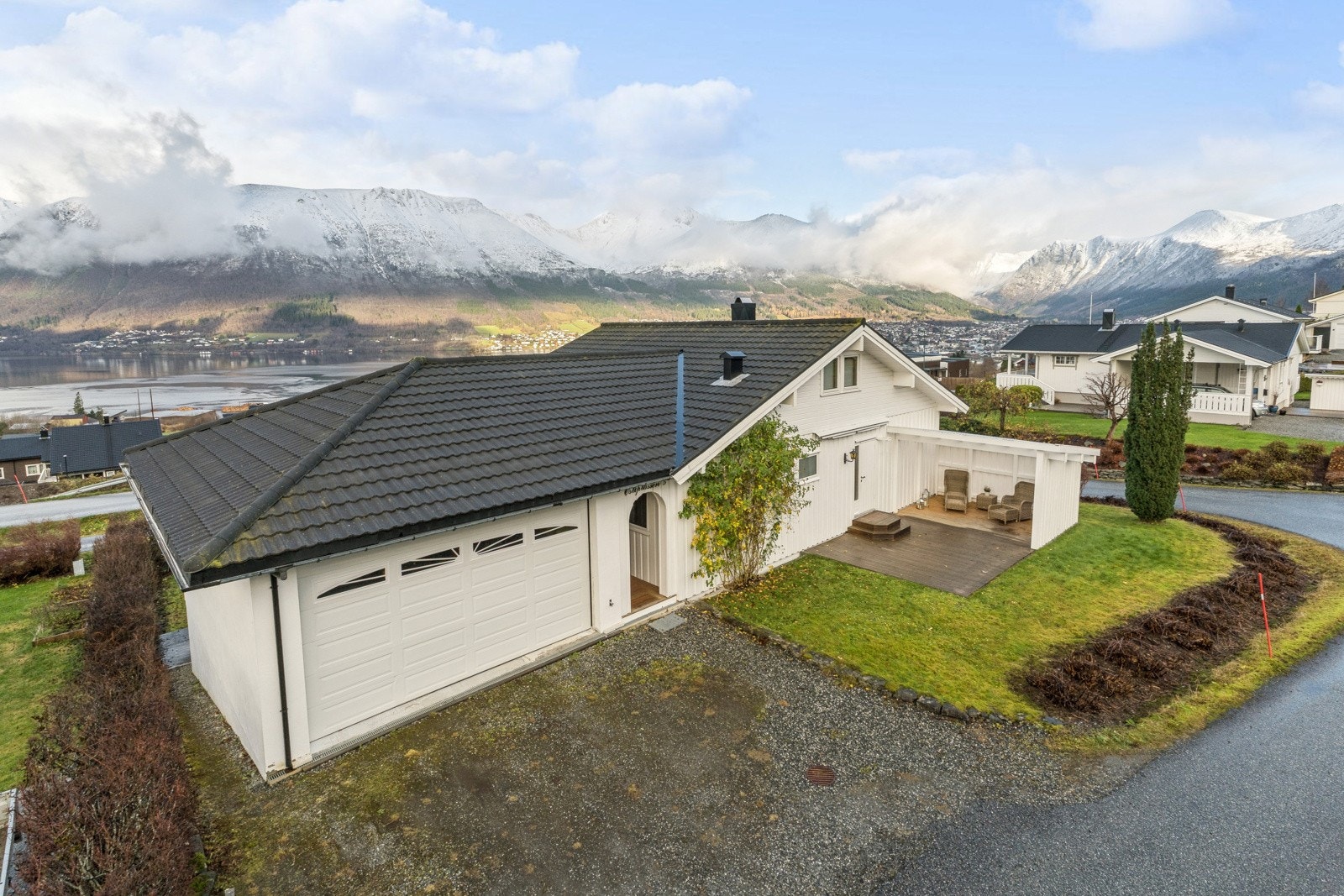 Romsleg einebustad over tre plan med stor garasje og eit flott utemiljø Galleribilde