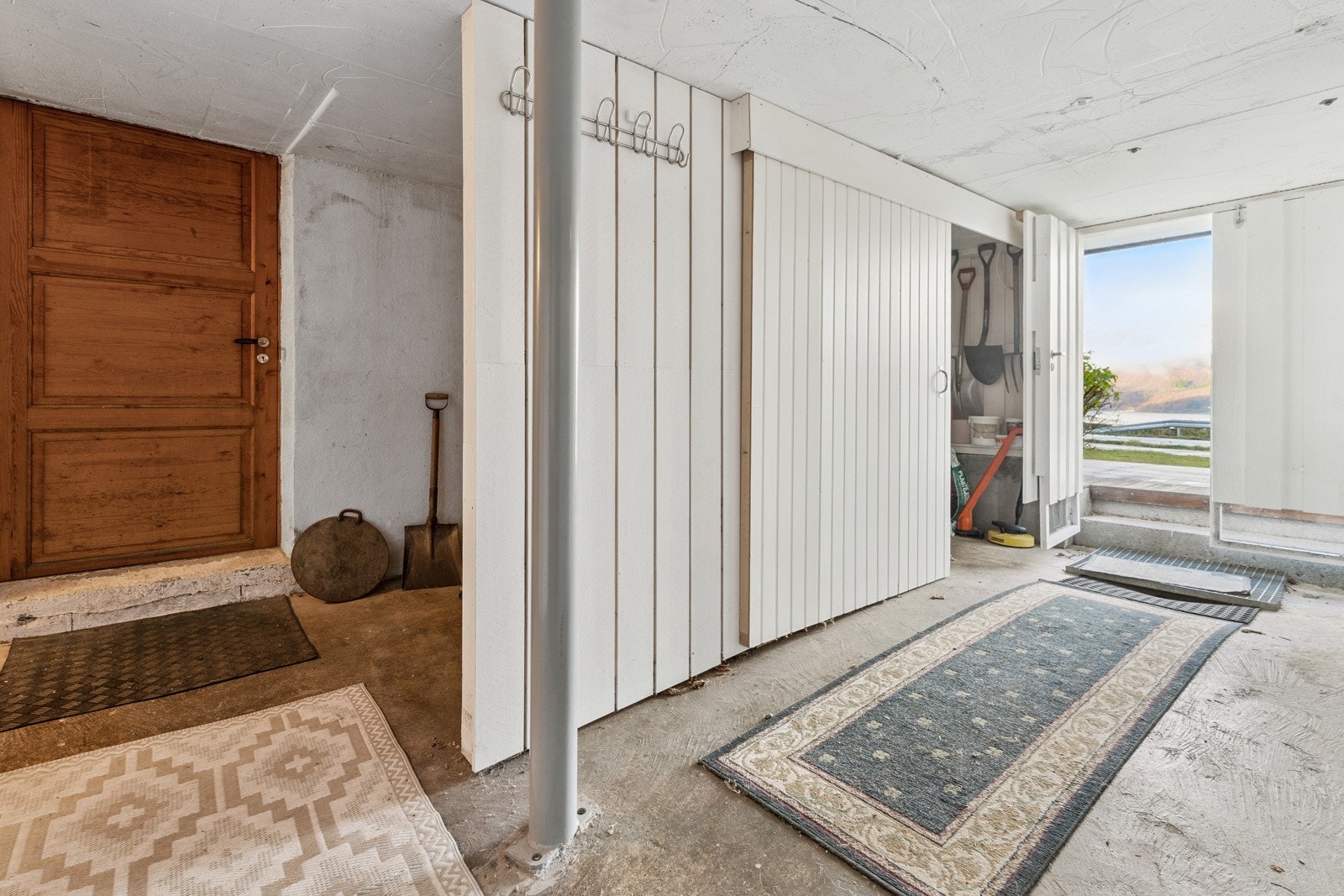 I tilknyting finn du verkstadsrom, ulike oppbevaringsboder og reiskapsrom Galleribilde