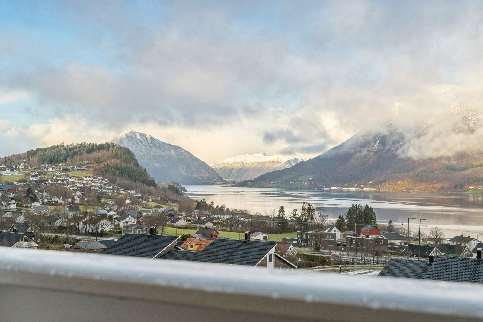 Nyt flott utsikt mot fjorden, der du kan titte på båtane som sig roleg forbi Galleribilde