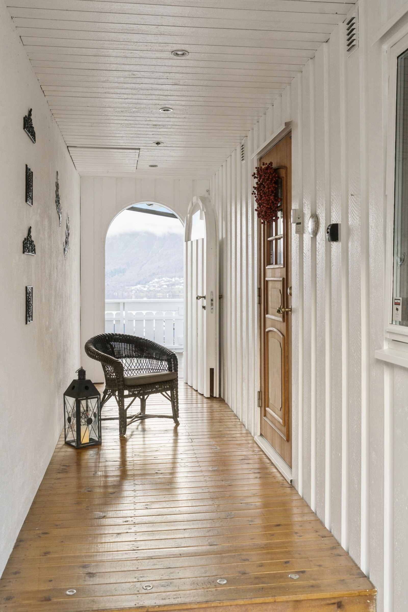 Overbygd inngangsparti som gjer det mogleg å gå tørrskodd frå bil til bustad Galleribilde