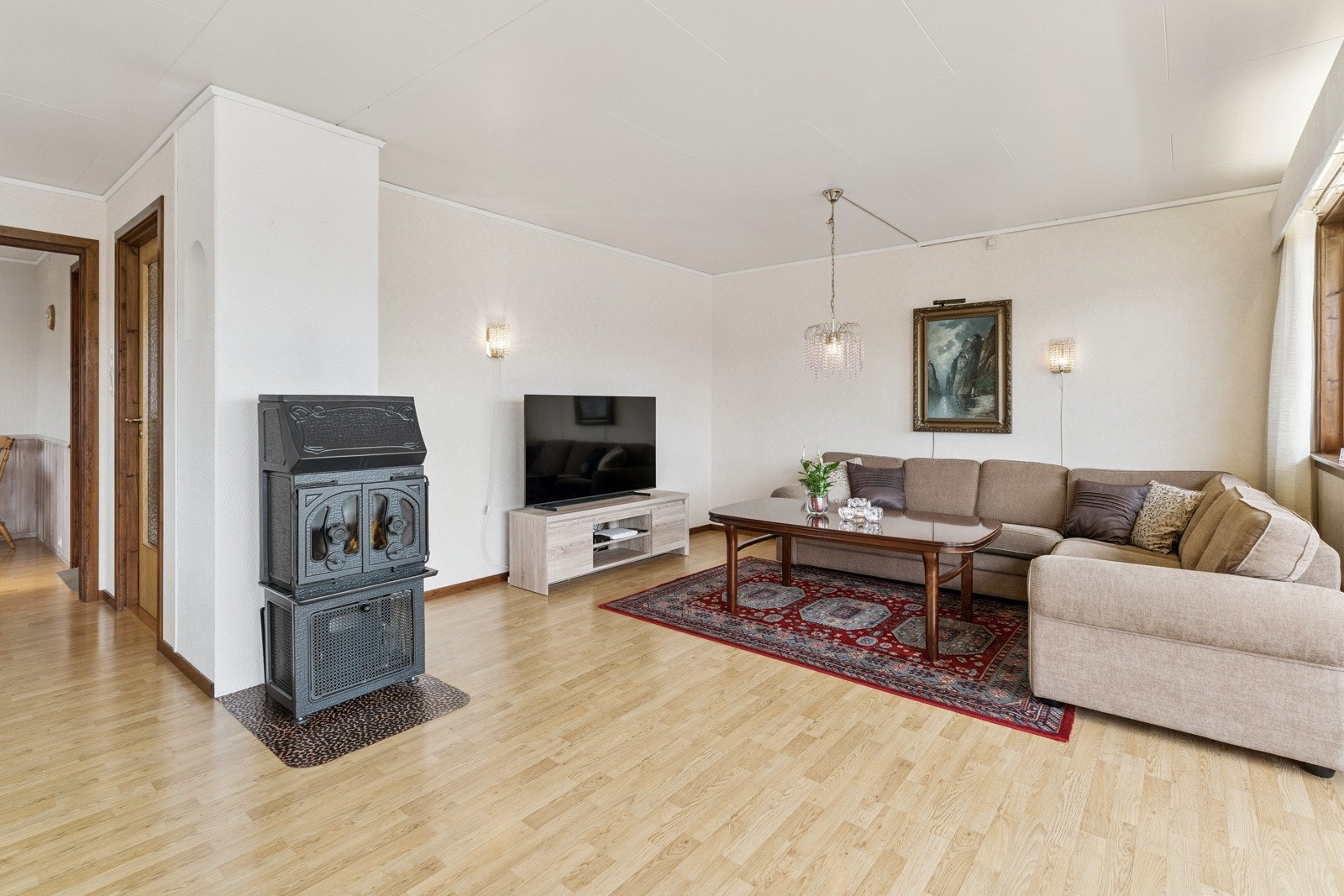 Eit lyst og triveleg opphaldsrom som raskt vert hjartet i heimen Galleribilde