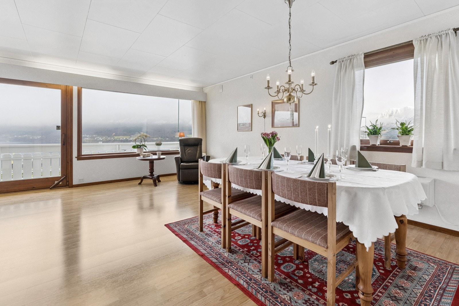 Ei flott atmosfære som gjer det enkelt å invitere gjestar og familie på besøk Galleribilde