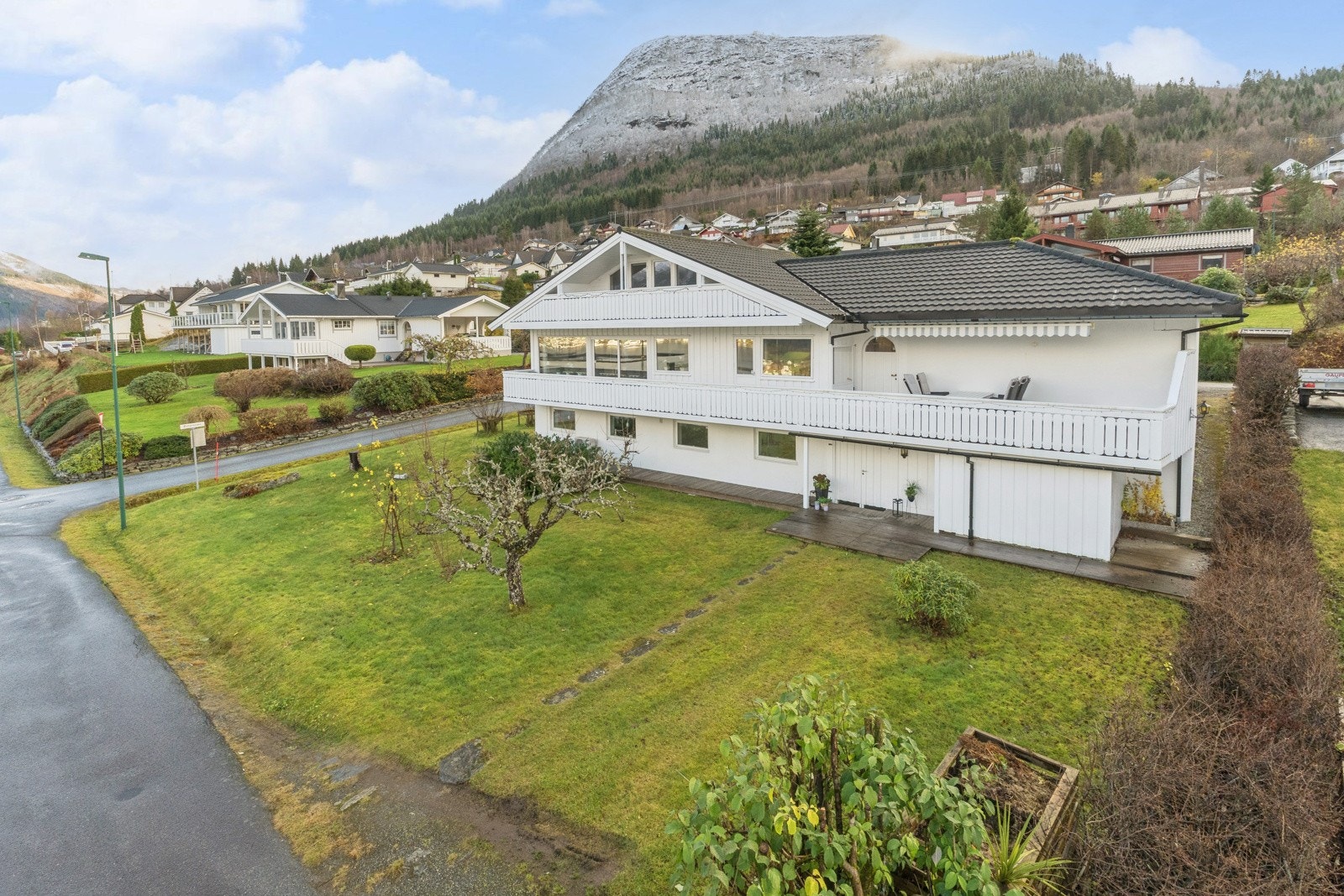 Velkomen til Østiplassen 5! Ein særs innhaldsrik og flott einebustad i Rystefeltet med panoramautsikt over Ørstafjorden og fjella ikring Galleribilde