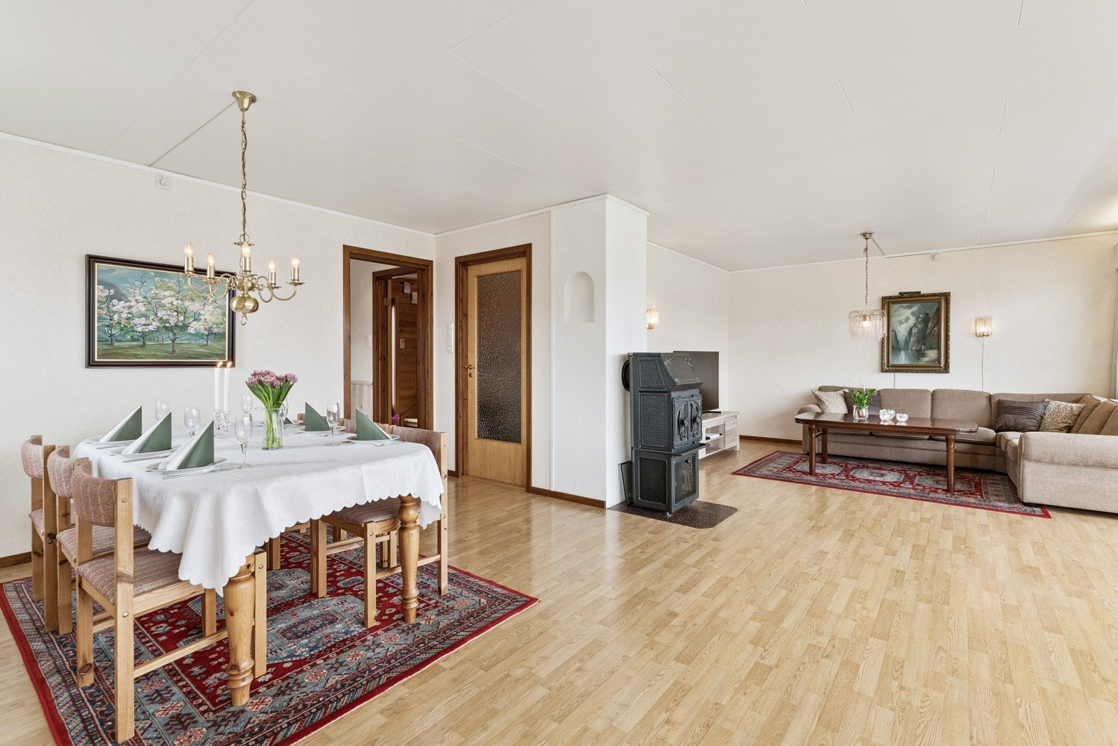 Ei særs romsleg stove med fleire soner for møblering Galleribilde