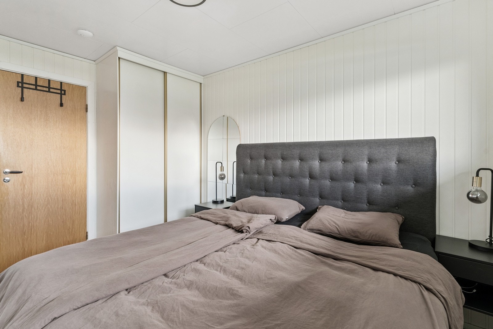 Lyst soverom med god plass til dobbeltseng Galleribilde