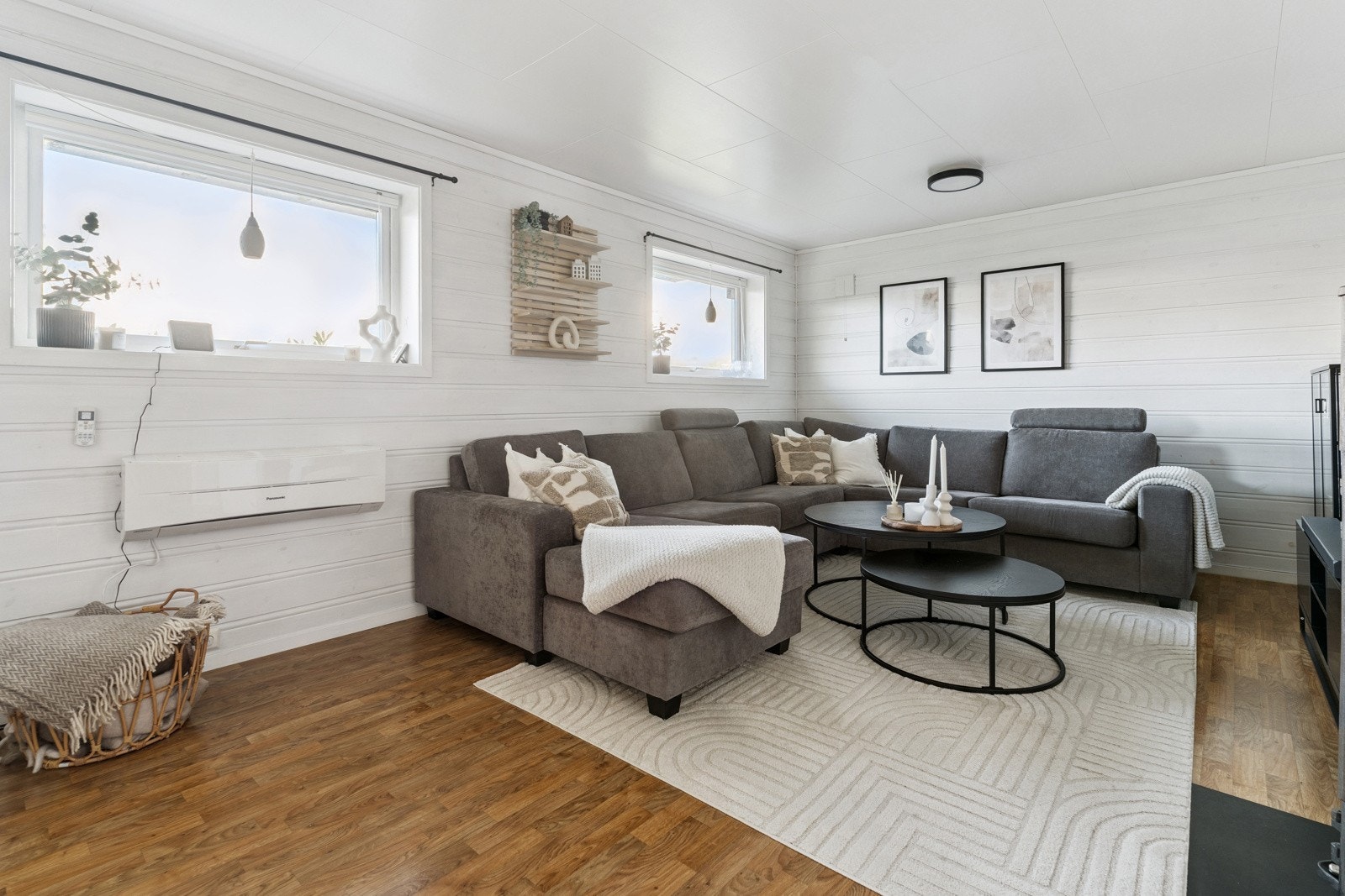 Triveleg kjellarstove med god plass til stor sofakrok Galleribilde