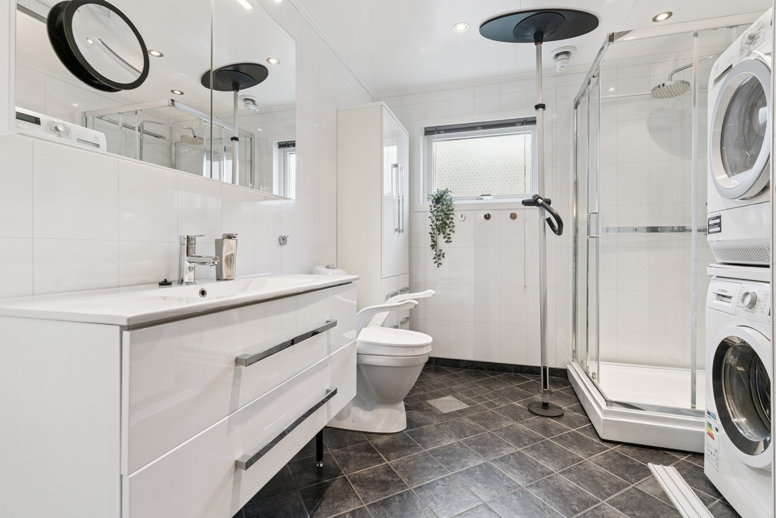 Lyst bad, modernisert i 2015. God skap- og skuffeplass gjer det enkelt å halde orden og system på badet Galleribilde