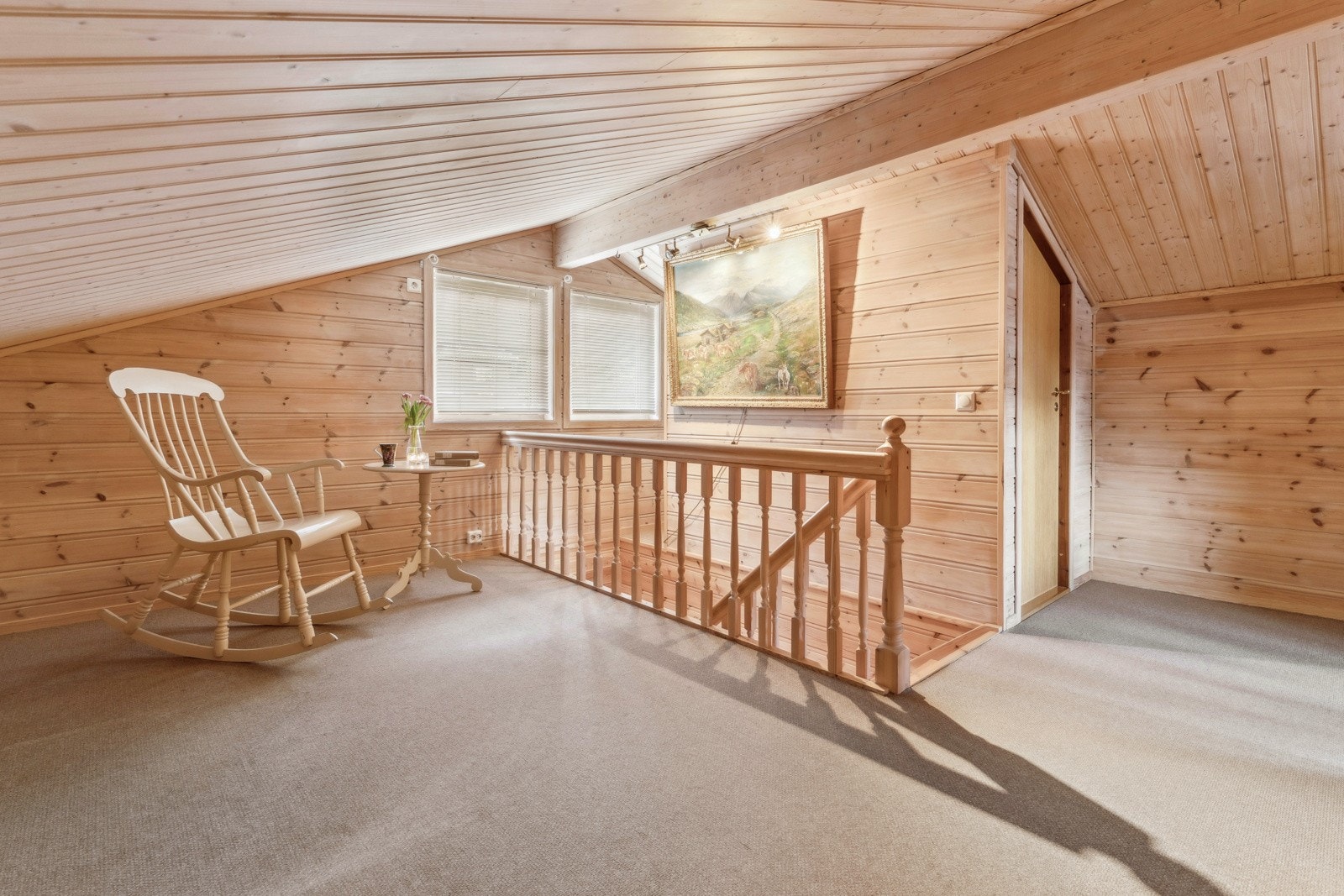 Andre etasje inneheld loftstove, soverom og kott for ekstra god oppbevaringsplass Galleribilde