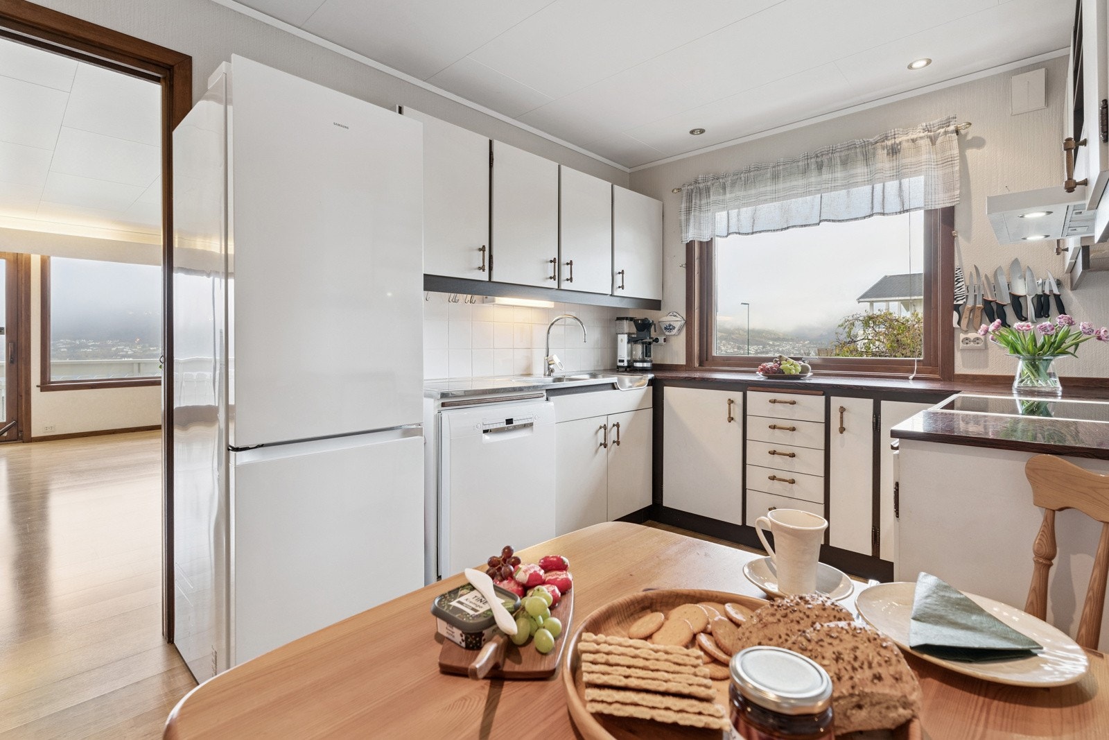 Lyst og triveleg kjøkken med god skap- og skuffeplass Galleribilde