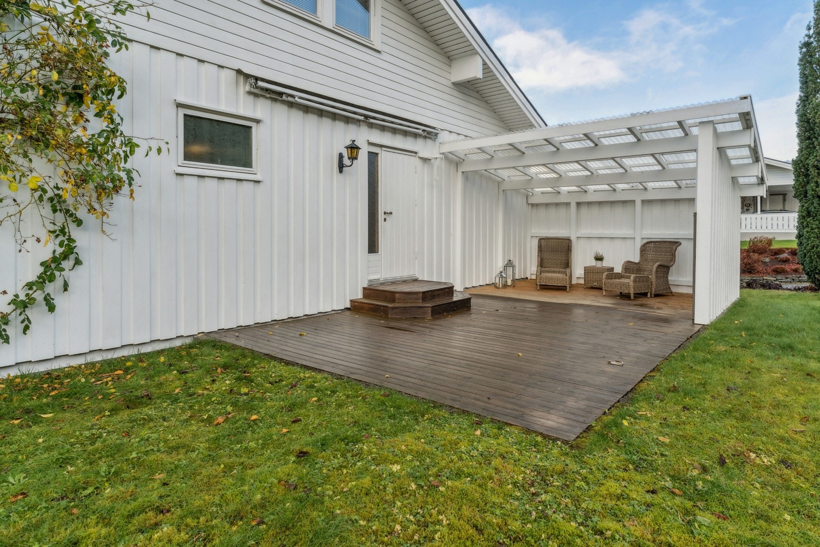 Fin uteplass med romsleg markterrasse, triveleg pergola og solmarkise Galleribilde