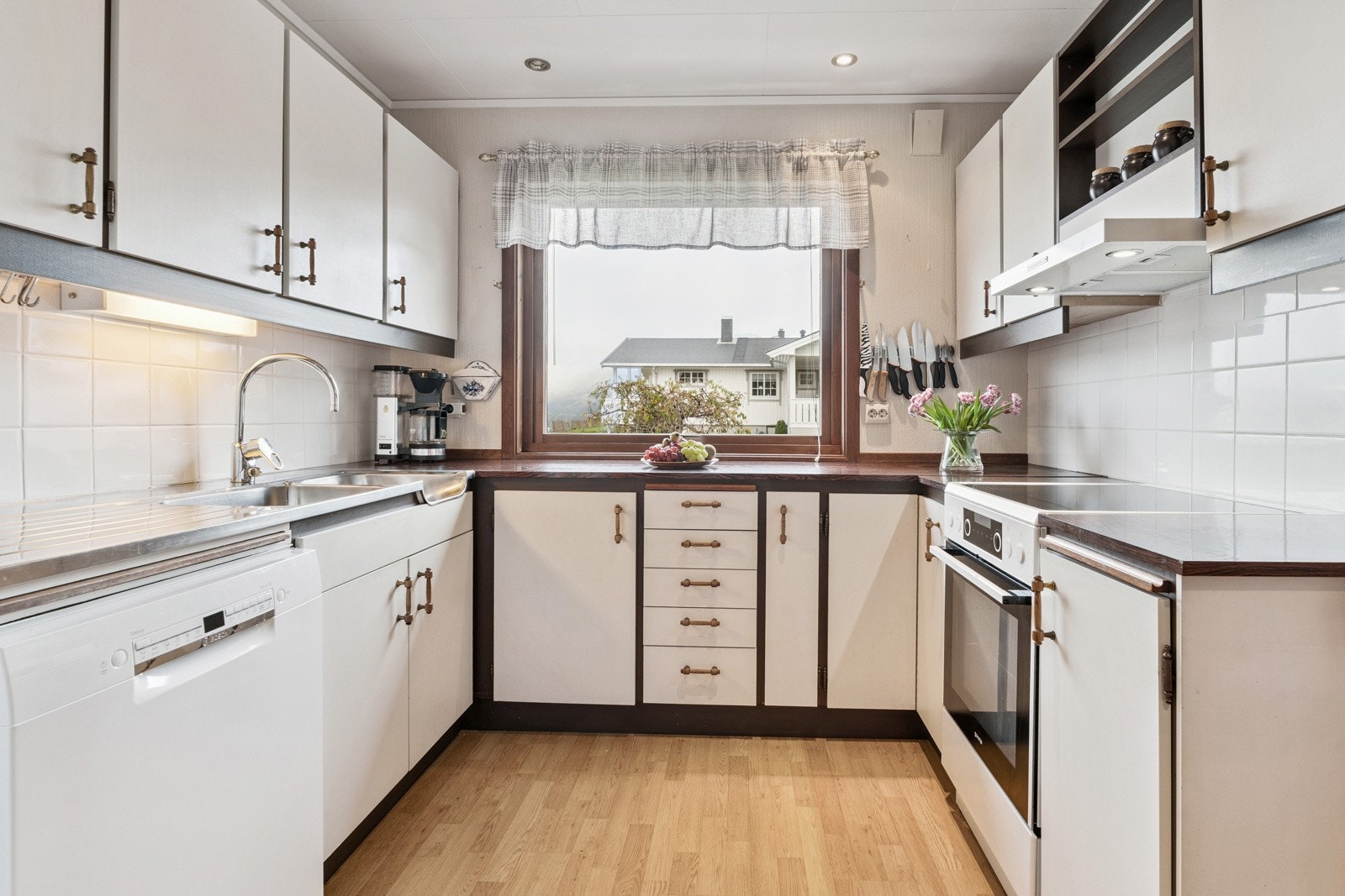 Stort kjøkkenvindauge og downlightsbelysning i himling gjev godt arbeidslys Galleribilde