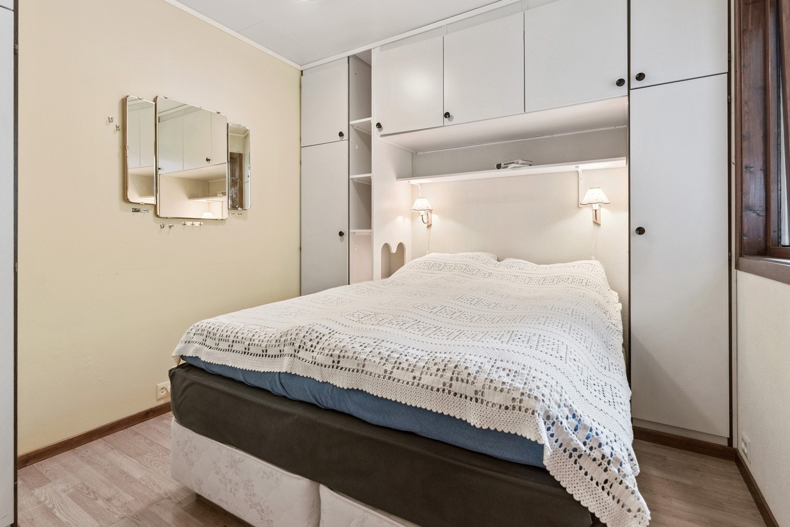 I hovudetasjen finn du 2 romslege soverom Galleribilde