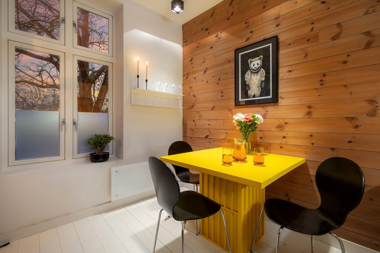 Hyggelig spiseplass med godt dagslys, panelkledd vegg og fine detaljer i belysningen. Galleribilde