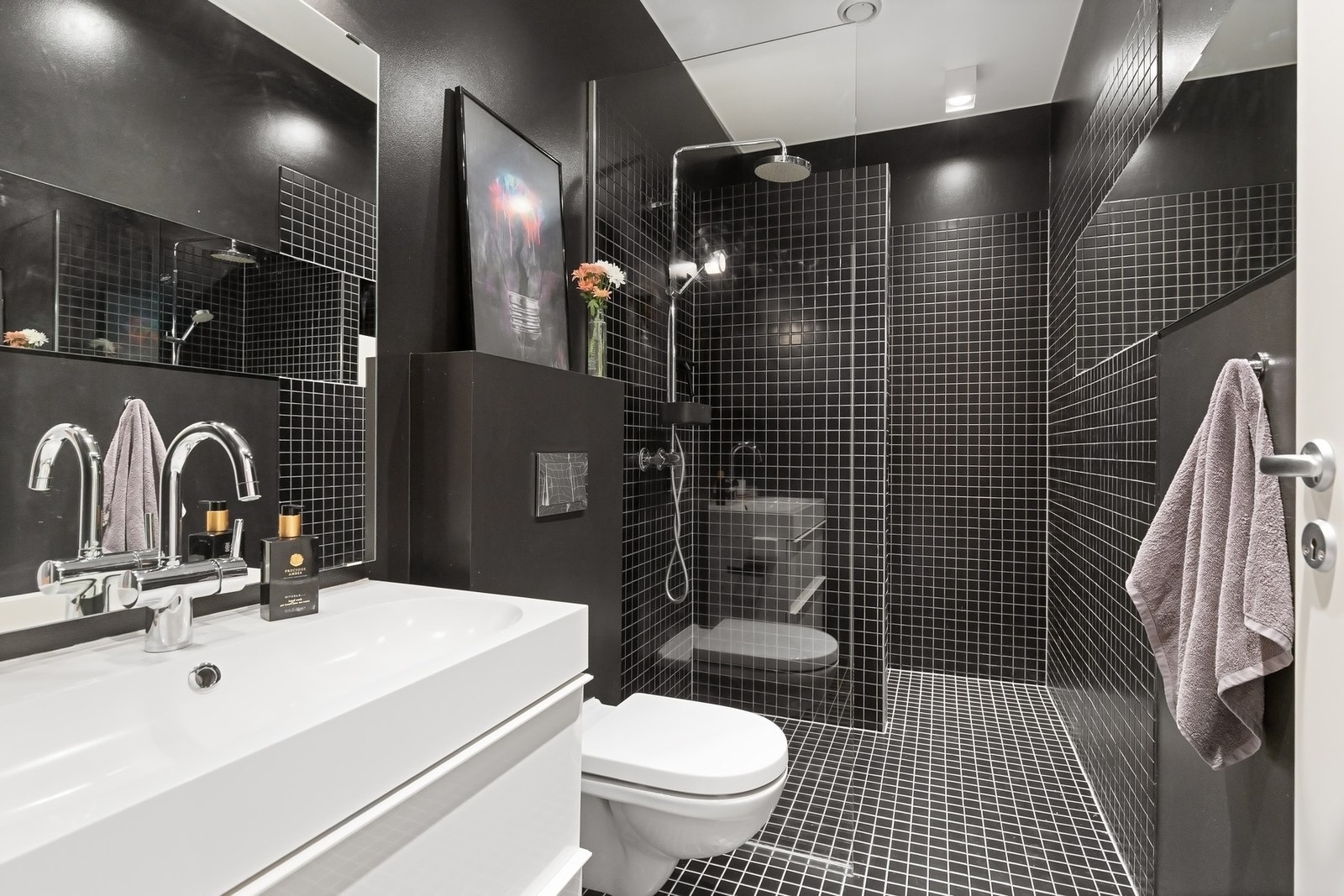 Romslig og moderne bad fra 2015 med gulvvarme og opplegg for vaskemaskin. Galleribilde