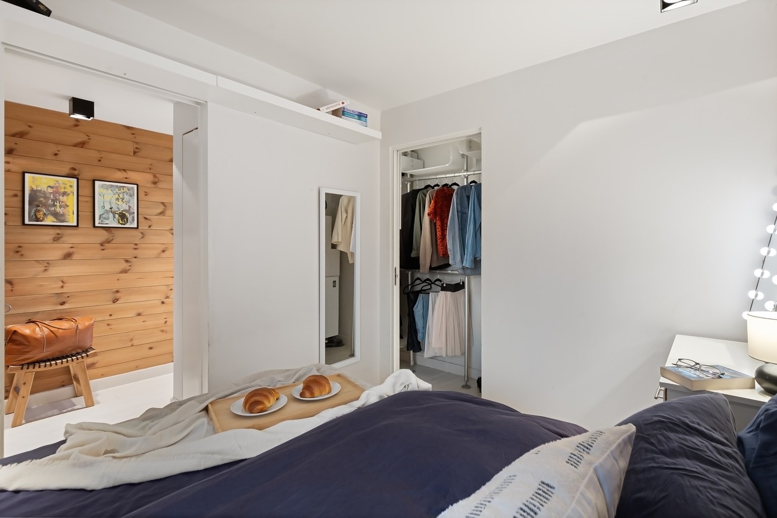 Praktisk walk-in closet på ca. 2 kvm med god oppbevaringsplass. Galleribilde